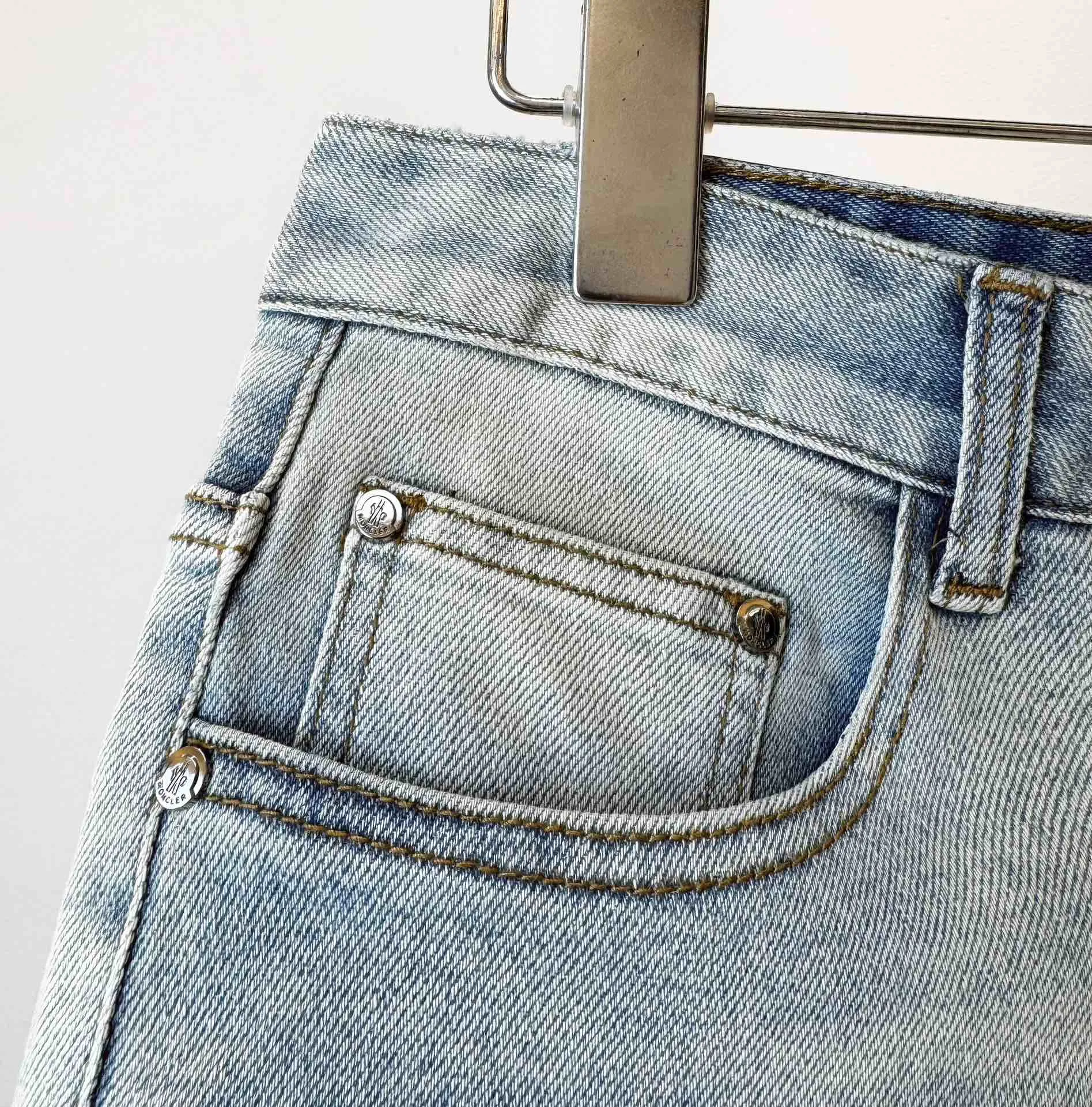 P250 Style number: D129 MONCLER muzzled jeans, slim fit, stretchy fabric, heavy wash, super genuine color, genuine hardware molding, standard for foreign trade, authentic YKK zipper with certificate, custom muzzled plush doll in the back pocket, great feel, exquisite workmanship, code number: 30-31-32-33-34-36, height 175, weight 115, male upper body 31 slim fit If it’s loose, you can choose a larger size