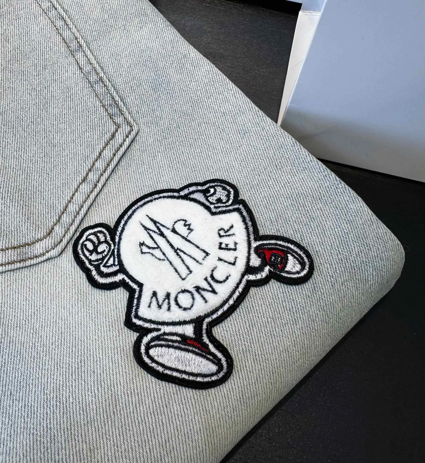 P250 Style number: D129 MONCLER muzzled jeans, slim fit, stretchy fabric, heavy wash, super genuine color, genuine hardware molding, standard for foreign trade, authentic YKK zipper with certificate, custom muzzled plush doll in the back pocket, great feel, exquisite workmanship, code number: 30-31-32-33-34-36, height 175, weight 115, male upper body 31 slim fit If it’s loose, you can choose a larger size