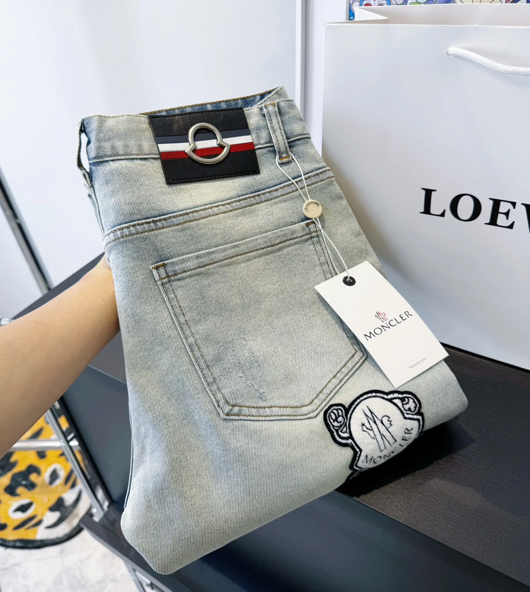 P250 Style number: D129 MONCLER muzzled jeans, slim fit, stretchy fabric, heavy wash, super genuine color, genuine hardware molding, standard for foreign trade, authentic YKK zipper with certificate, custom muzzled plush doll in the back pocket, great feel, exquisite workmanship, code number: 30-31-32-33-34-36, height 175, weight 115, male upper body 31 slim fit If it’s loose, you can choose a larger size