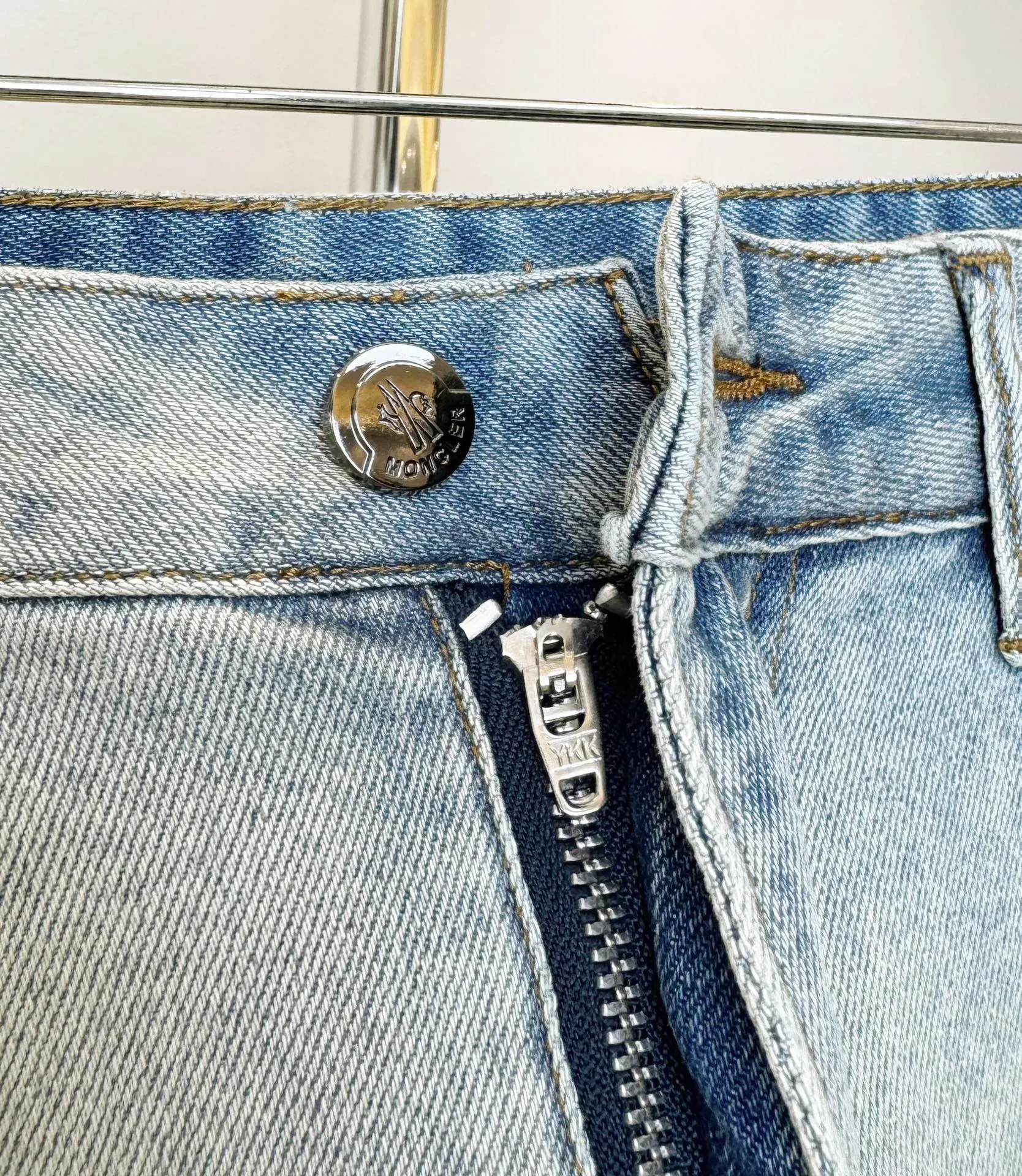 P250 Style number: D129 MONCLER muzzled jeans, slim fit, stretchy fabric, heavy wash, super genuine color, genuine hardware molding, standard for foreign trade, authentic YKK zipper with certificate, custom muzzled plush doll in the back pocket, great feel, exquisite workmanship, code number: 30-31-32-33-34-36, height 175, weight 115, male upper body 31 slim fit If it’s loose, you can choose a larger size
