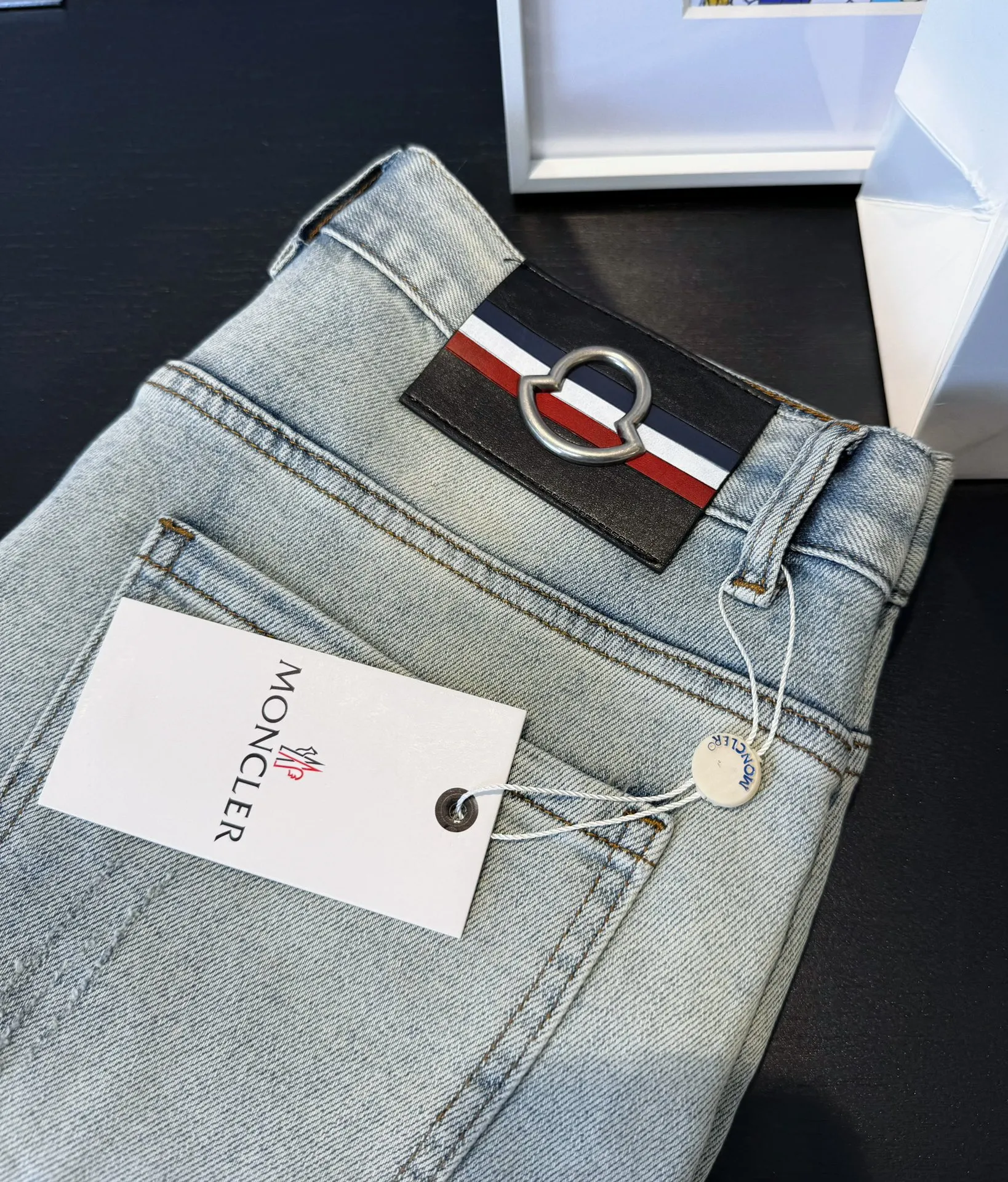 P250 Style number: D129 MONCLER muzzled jeans, slim fit, stretchy fabric, heavy wash, super genuine color, genuine hardware molding, standard for foreign trade, authentic YKK zipper with certificate, custom muzzled plush doll in the back pocket, great feel, exquisite workmanship, code number: 30-31-32-33-34-36, height 175, weight 115, male upper body 31 slim fit If it’s loose, you can choose a larger size