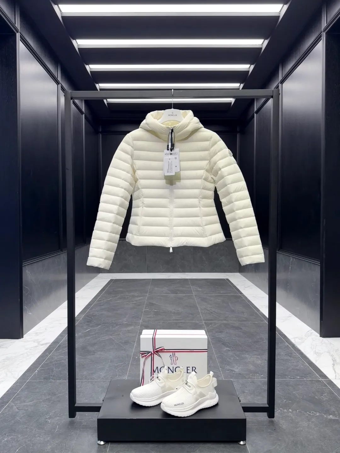 P700 Premium down⬆️Moncler. New Ige hooded short down jacket for women. Ige hooded short down jacket. The Ige down jacket is made of longue saison fabric and is suitable for mild weather. This nylon fabric is warm without being bulky. Designed in a cropped silhouette, it features a classic hooded silhouette and a cinched waist for a smooth, feminine look. It is recommended to choose one size up.  • Made of longuesaison fabric • Longuesaison lining • Filled with down • Hood • Zipper closure • Zippered pocket Size: 1-4 Ivory/Black D00700