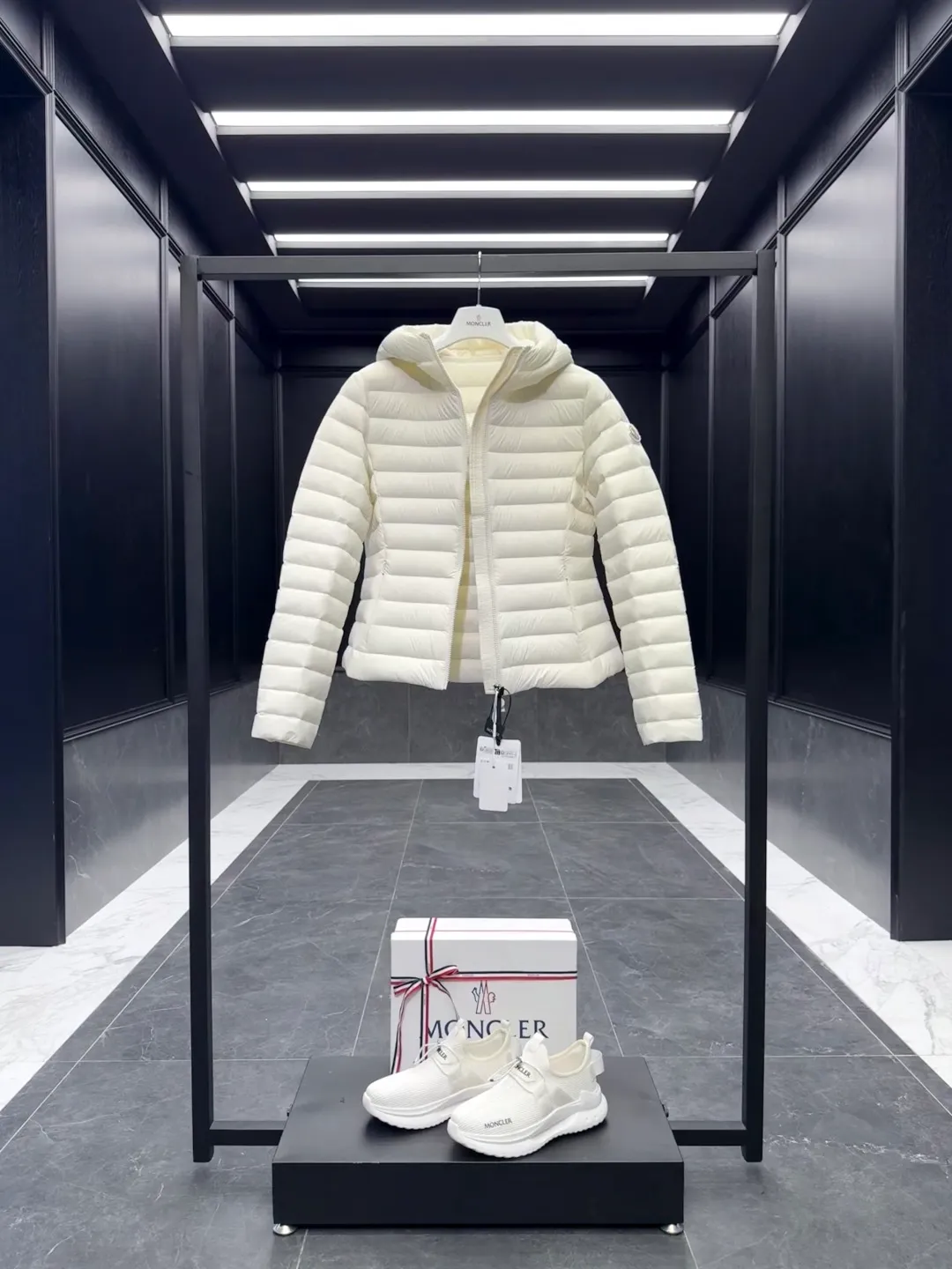 P700 Premium down⬆️Moncler. New Ige hooded short down jacket for women. Ige hooded short down jacket. The Ige down jacket is made of longue saison fabric and is suitable for mild weather. This nylon fabric is warm without being bulky. Designed in a cropped silhouette, it features a classic hooded silhouette and a cinched waist for a smooth, feminine look. It is recommended to choose one size up.  • Made of longuesaison fabric • Longuesaison lining • Filled with down • Hood • Zipper closure • Zippered pocket Size: 1-4 Ivory/Black D00700