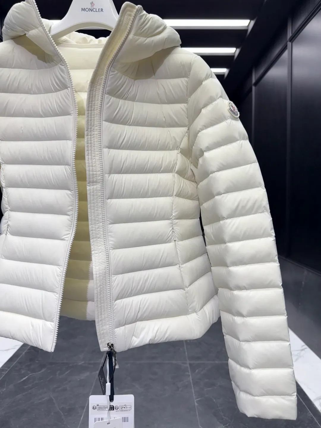 P700 Premium down⬆️Moncler. New Ige hooded short down jacket for women. Ige hooded short down jacket. The Ige down jacket is made of longue saison fabric and is suitable for mild weather. This nylon fabric is warm without being bulky. Designed in a cropped silhouette, it features a classic hooded silhouette and a cinched waist for a smooth, feminine look. It is recommended to choose one size up.  • Made of longuesaison fabric • Longuesaison lining • Filled with down • Hood • Zipper closure • Zippered pocket Size: 1-4 Ivory/Black D00700