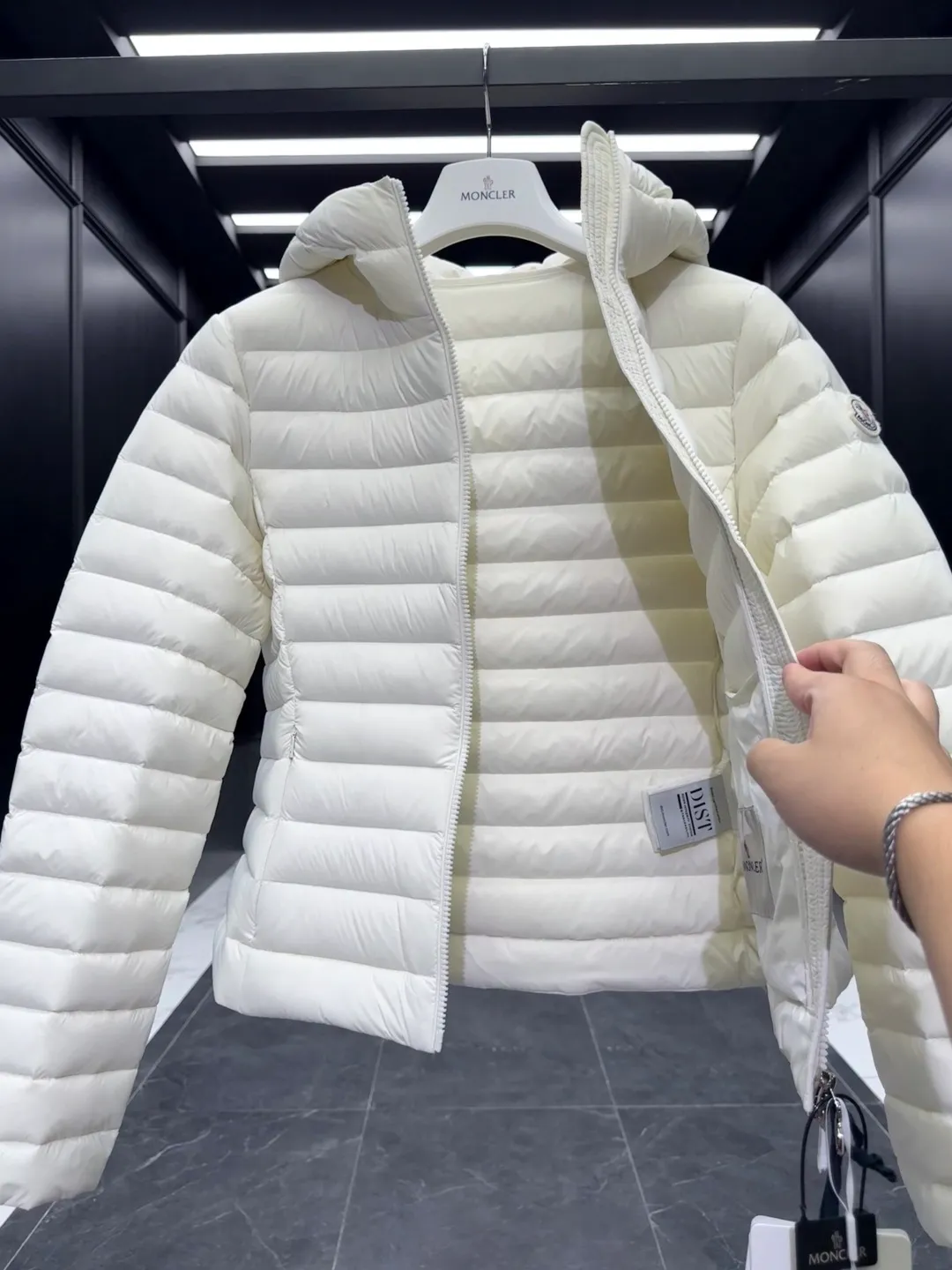 P700 Premium down⬆️Moncler. New Ige hooded short down jacket for women. Ige hooded short down jacket. The Ige down jacket is made of longue saison fabric and is suitable for mild weather. This nylon fabric is warm without being bulky. Designed in a cropped silhouette, it features a classic hooded silhouette and a cinched waist for a smooth, feminine look. It is recommended to choose one size up.  • Made of longuesaison fabric • Longuesaison lining • Filled with down • Hood • Zipper closure • Zippered pocket Size: 1-4 Ivory/Black D00700