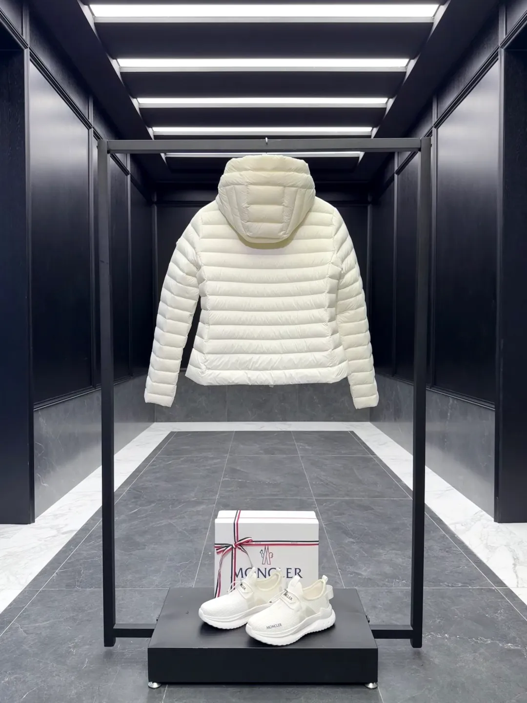 P700 Premium down⬆️Moncler. New Ige hooded short down jacket for women. Ige hooded short down jacket. The Ige down jacket is made of longue saison fabric and is suitable for mild weather. This nylon fabric is warm without being bulky. Designed in a cropped silhouette, it features a classic hooded silhouette and a cinched waist for a smooth, feminine look. It is recommended to choose one size up.  • Made of longuesaison fabric • Longuesaison lining • Filled with down • Hood • Zipper closure • Zippered pocket Size: 1-4 Ivory/Black D00700