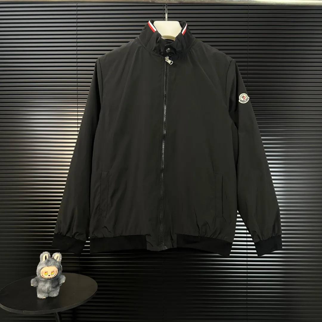 P300 Moncler Mouth Mouth 2025 Autumn and Winter New Style Threaded Stand Collar Jacket with Neck Splicing Triangle Logo Embroidery on Sleeve Pockets Official Website Synchronization Original Customized Hardware Zippers Neat and Neat Lines Perfect Upper Body Effect Men's Casual Jacket Color: Black Size: M-3XL