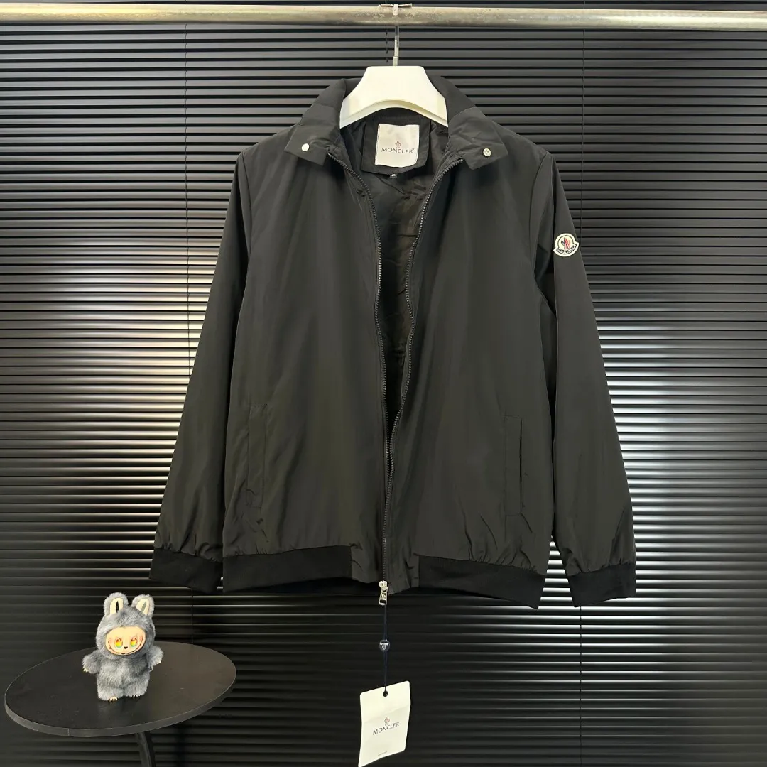 P300 Moncler Mouth Mouth 2025 Autumn and Winter New Style Threaded Stand Collar Jacket with Neck Splicing Triangle Logo Embroidery on Sleeve Pockets Official Website Synchronization Original Customized Hardware Zippers Neat and Neat Lines Perfect Upper Body Effect Men's Casual Jacket Color: Black Size: M-3XL