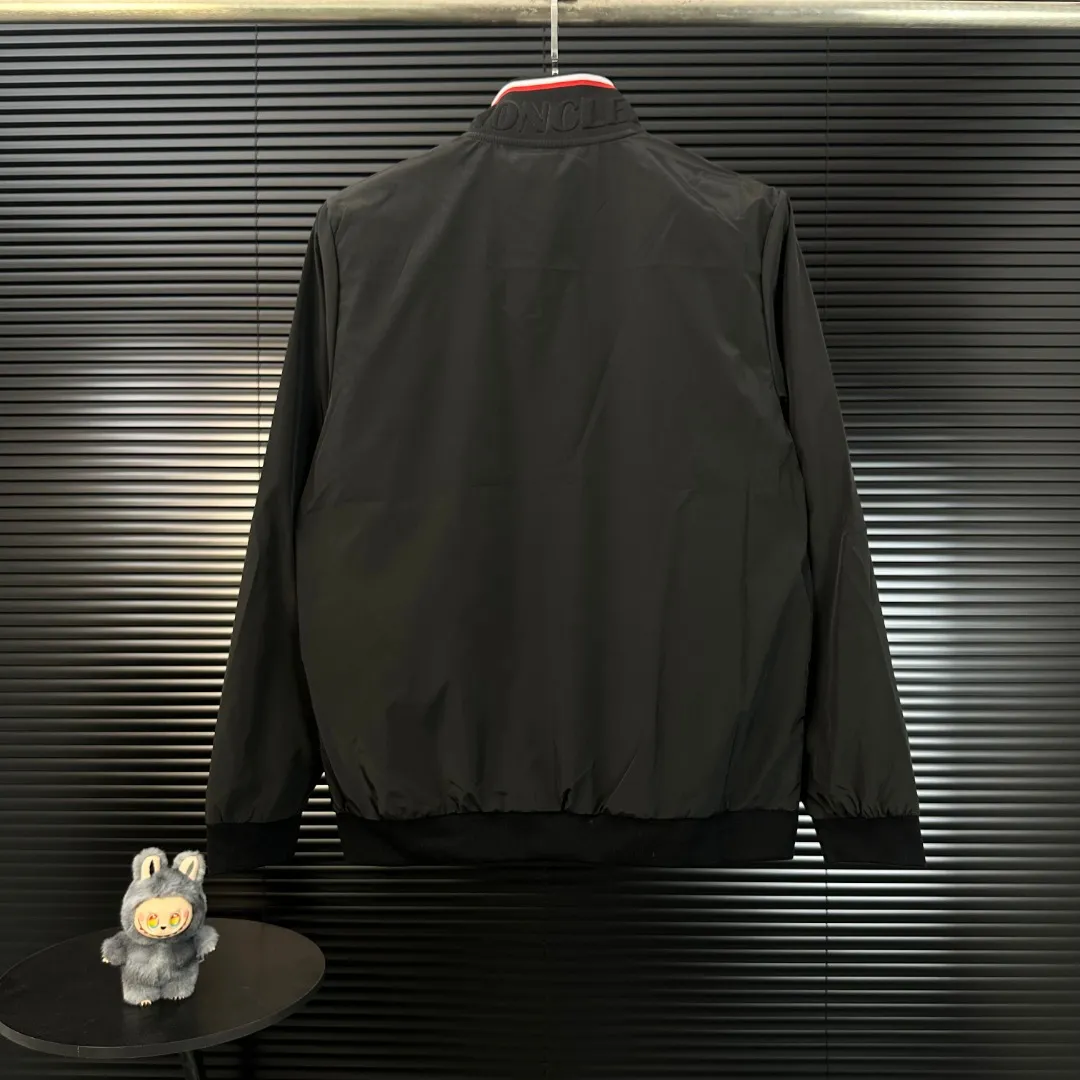 P300 Moncler Mouth Mouth 2025 Autumn and Winter New Style Threaded Stand Collar Jacket with Neck Splicing Triangle Logo Embroidery on Sleeve Pockets Official Website Synchronization Original Customized Hardware Zippers Neat and Neat Lines Perfect Upper Body Effect Men's Casual Jacket Color: Black Size: M-3XL