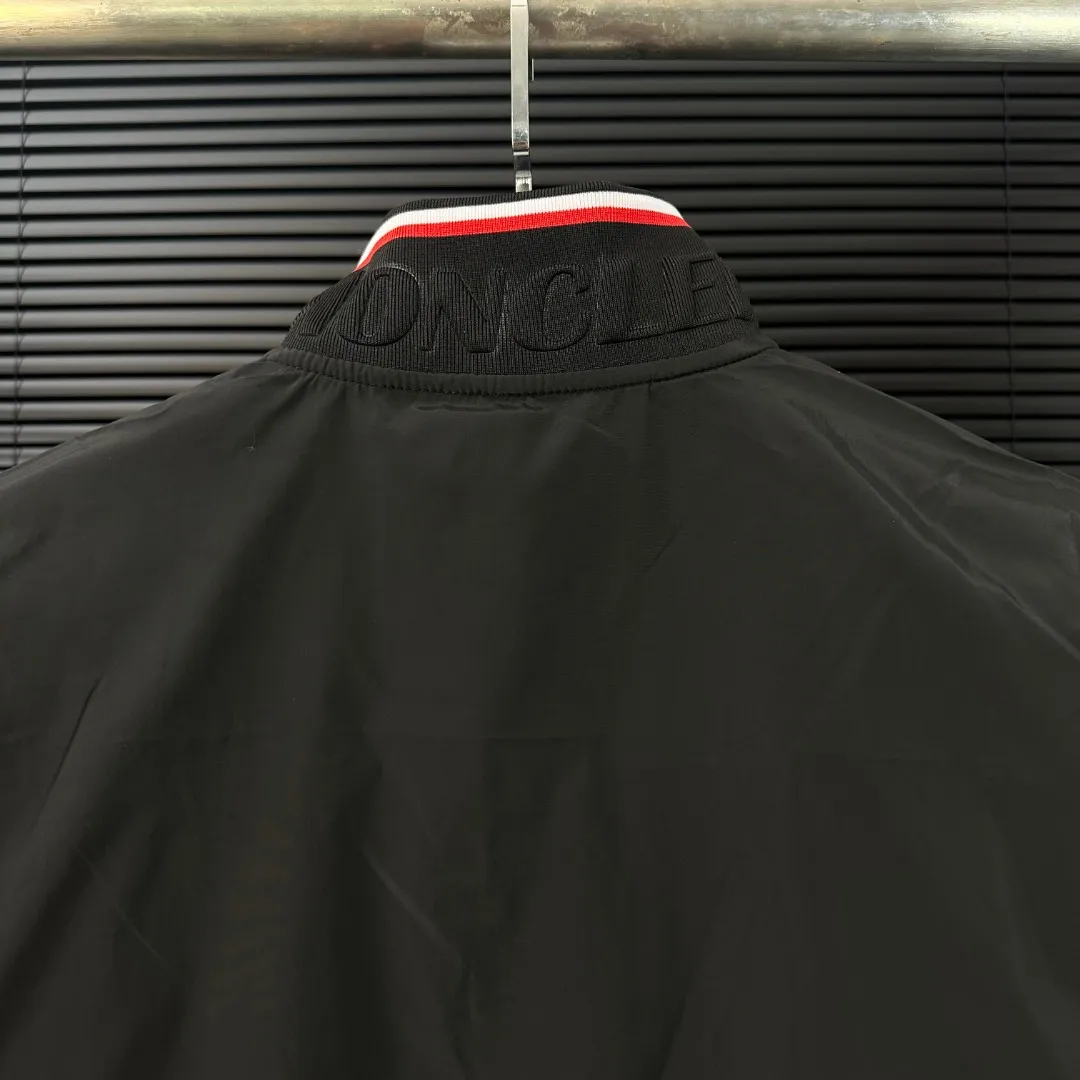 P300 Moncler Mouth Mouth 2025 Autumn and Winter New Style Threaded Stand Collar Jacket with Neck Splicing Triangle Logo Embroidery on Sleeve Pockets Official Website Synchronization Original Customized Hardware Zippers Neat and Neat Lines Perfect Upper Body Effect Men's Casual Jacket Color: Black Size: M-3XL