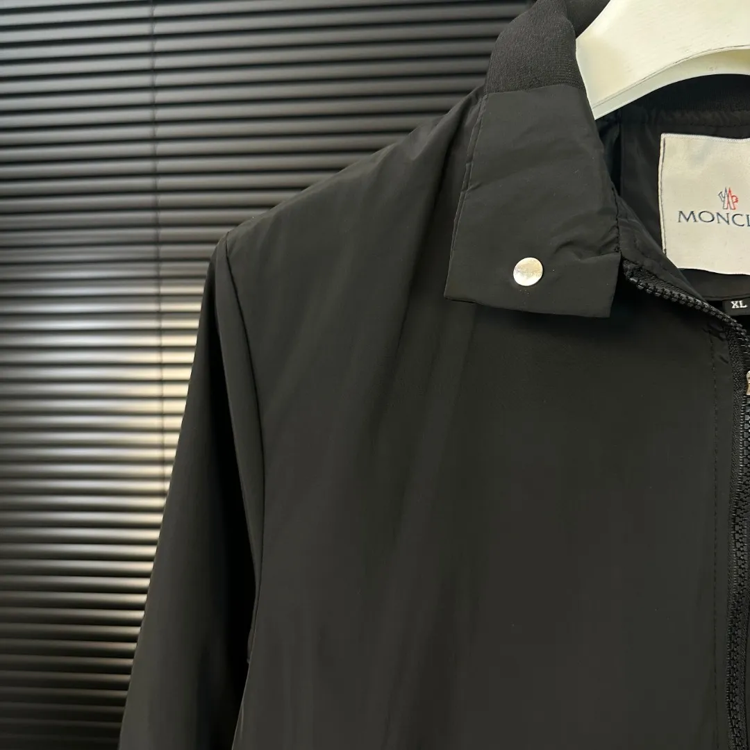 P300 Moncler Mouth Mouth 2025 Autumn and Winter New Style Threaded Stand Collar Jacket with Neck Splicing Triangle Logo Embroidery on Sleeve Pockets Official Website Synchronization Original Customized Hardware Zippers Neat and Neat Lines Perfect Upper Body Effect Men's Casual Jacket Color: Black Size: M-3XL