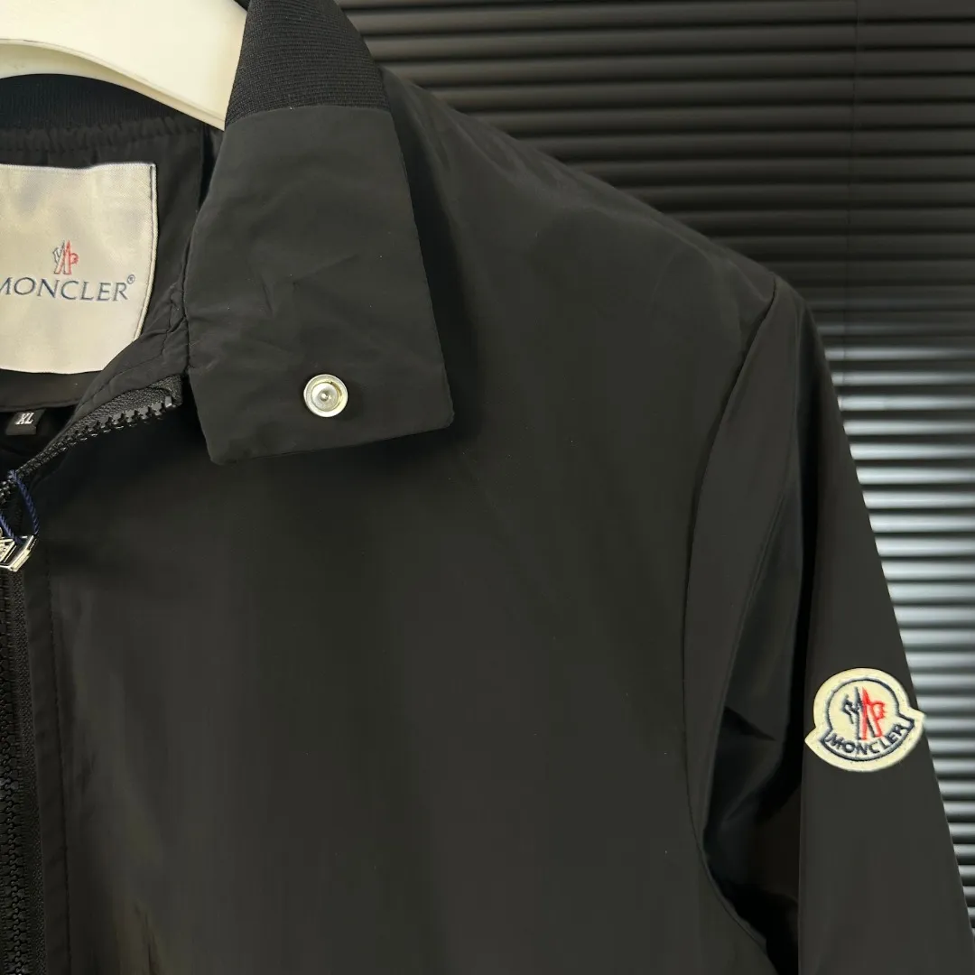 P300 Moncler Mouth Mouth 2025 Autumn and Winter New Style Threaded Stand Collar Jacket with Neck Splicing Triangle Logo Embroidery on Sleeve Pockets Official Website Synchronization Original Customized Hardware Zippers Neat and Neat Lines Perfect Upper Body Effect Men's Casual Jacket Color: Black Size: M-3XL