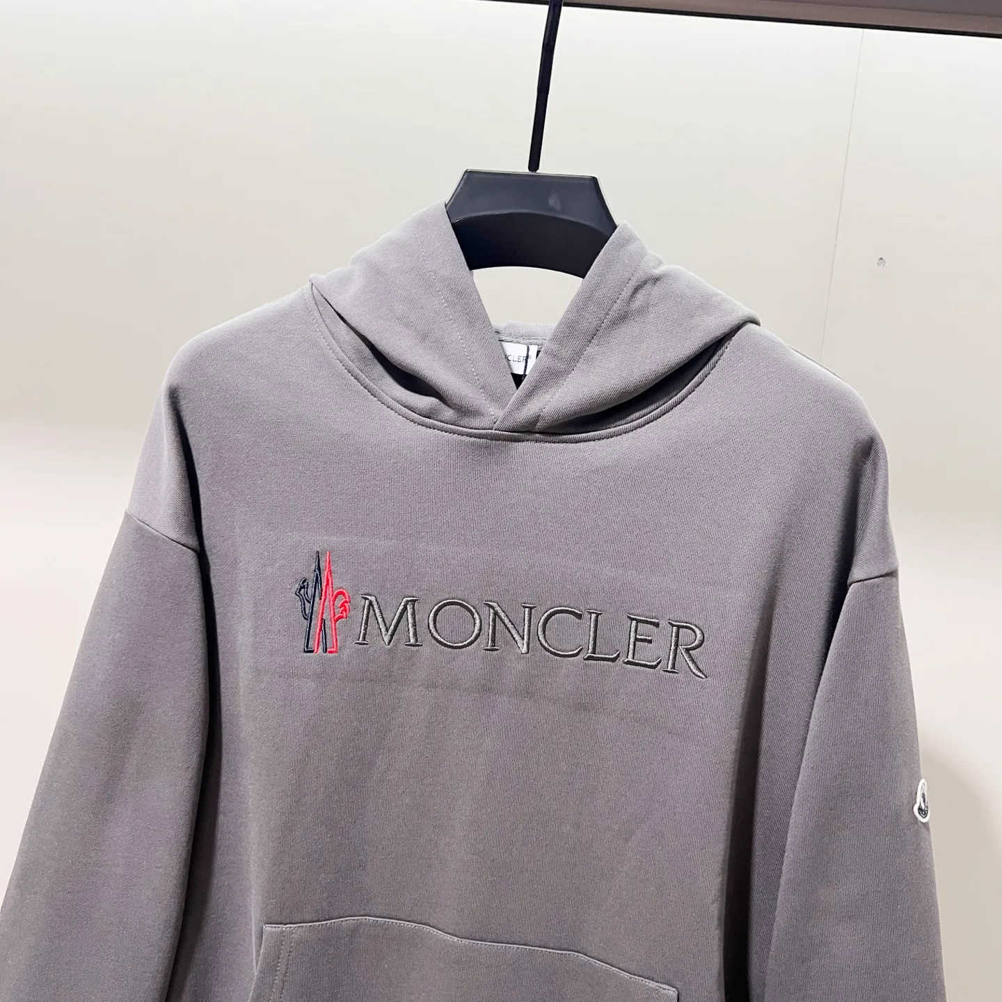 P260 MONCLER/Mask 420g pure cotton hooded sweatshirt, color block embroidery🪡letter arrangement LOGO arm patch logo, official synchronization, high version, high quality, fashionable personality, versatile trend, pure original quality, original fabric, tag, collar label, washed wheat, complete three standards, color: black, white, gray. Size: XS-L