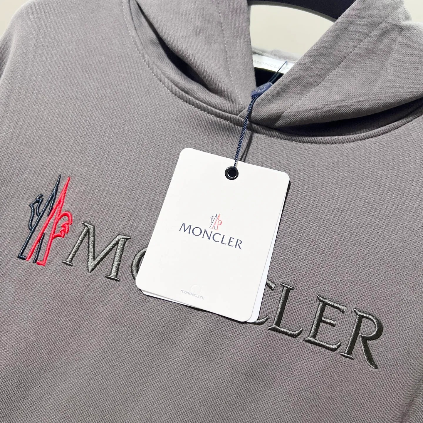 P260 MONCLER/Mask 420g pure cotton hooded sweatshirt, color block embroidery🪡letter arrangement LOGO arm patch logo, official synchronization, high version, high quality, fashionable personality, versatile trend, pure original quality, original fabric, tag, collar label, washed wheat, complete three standards, color: black, white, gray. Size: XS-L