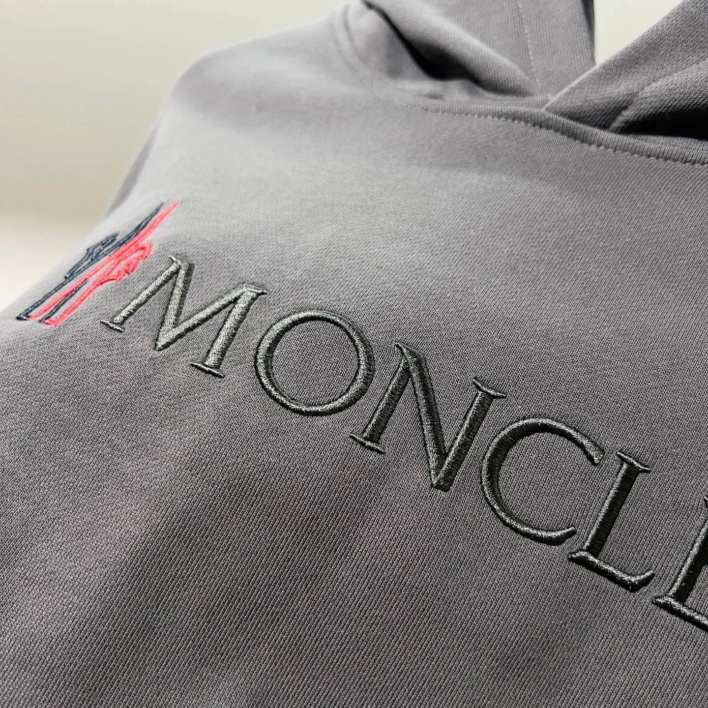 P260 MONCLER/Mask 420g pure cotton hooded sweatshirt, color block embroidery🪡letter arrangement LOGO arm patch logo, official synchronization, high version, high quality, fashionable personality, versatile trend, pure original quality, original fabric, tag, collar label, washed wheat, complete three standards, color: black, white, gray. Size: XS-L