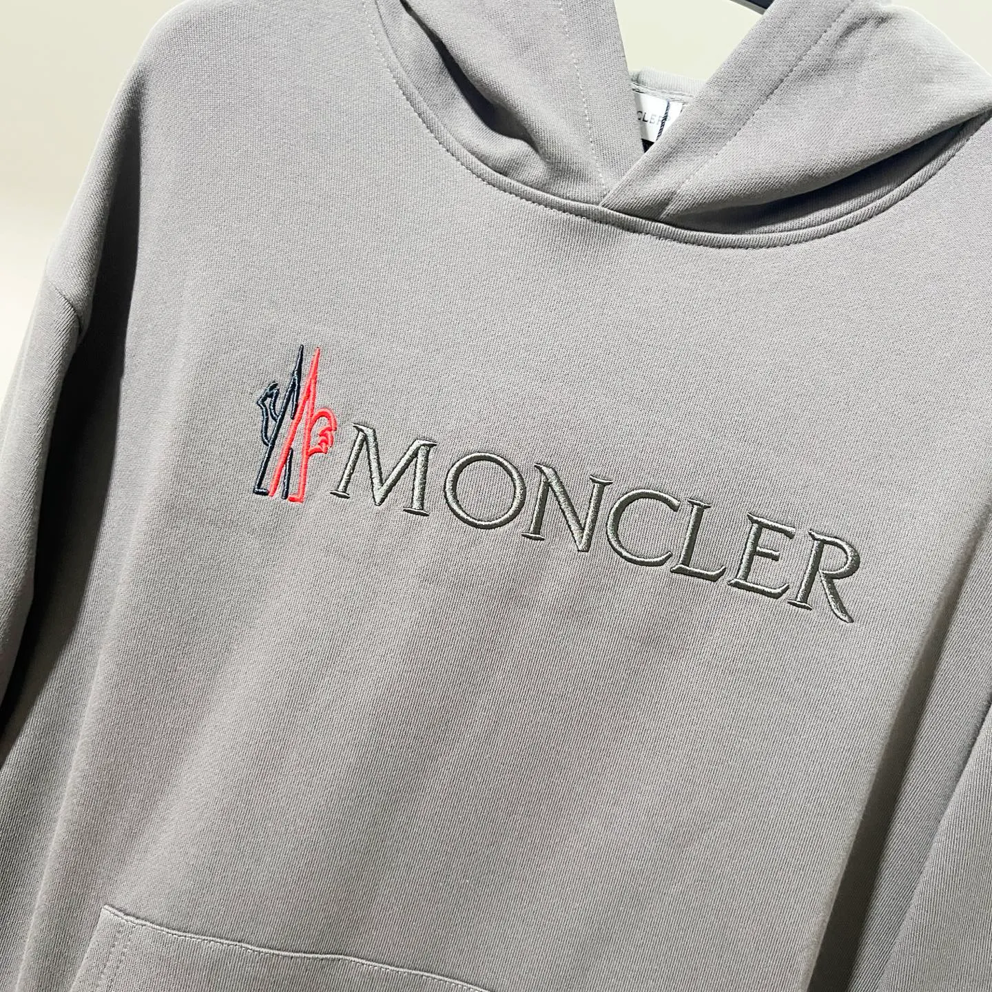P260 MONCLER/Mask 420g pure cotton hooded sweatshirt, color block embroidery🪡letter arrangement LOGO arm patch logo, official synchronization, high version, high quality, fashionable personality, versatile trend, pure original quality, original fabric, tag, collar label, washed wheat, complete three standards, color: black, white, gray. Size: XS-L