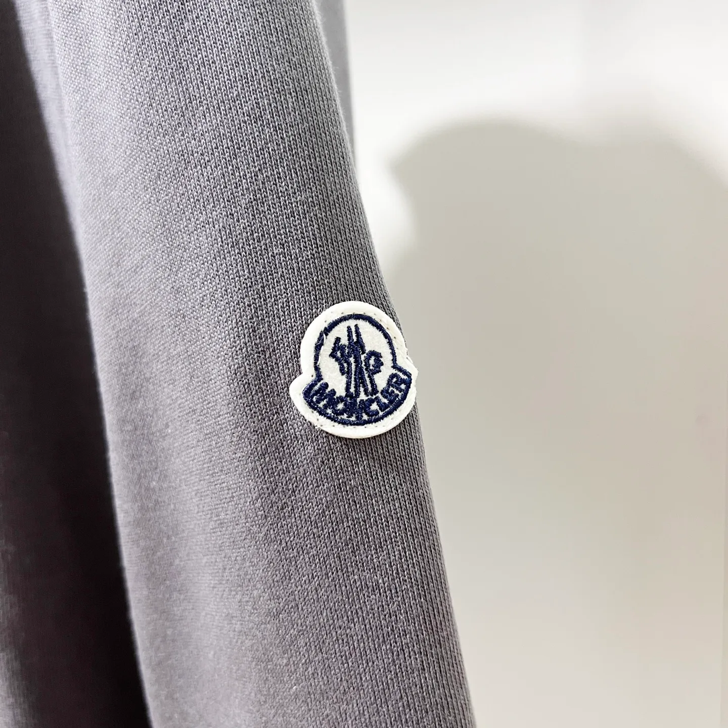 P260 MONCLER/Mask 420g pure cotton hooded sweatshirt, color block embroidery🪡letter arrangement LOGO arm patch logo, official synchronization, high version, high quality, fashionable personality, versatile trend, pure original quality, original fabric, tag, collar label, washed wheat, complete three standards, color: black, white, gray. Size: XS-L