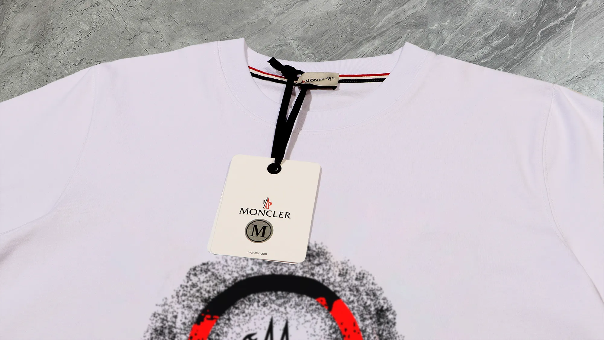 P210 High-version sweatshirt) [Long-term stock] 〖𝐌𝐎𝐍𝐂𝐋𝐄𝐑~Mask〗 Made of 440g heavy-weight fabric. It is different from the market currency. It can be matched with any variety and is properly handsome. 😎The whole dress is made of double waistcoats. The double waistcoats make the whole dress more three-dimensional. Not ordinary factories can do such fine work. 2025 Spring runway version of the T stage, on sale at the counter, round neck terry sweatshirt, high-end double-strand pure cotton, custom-made stretch ribs, dyed in the same vat, complete with three standards, matched with exquisite embroidered LOGO on the chest, simple and advanced, same style for men and women. Color: black, apricot, white, size: S M L XL 2XL
