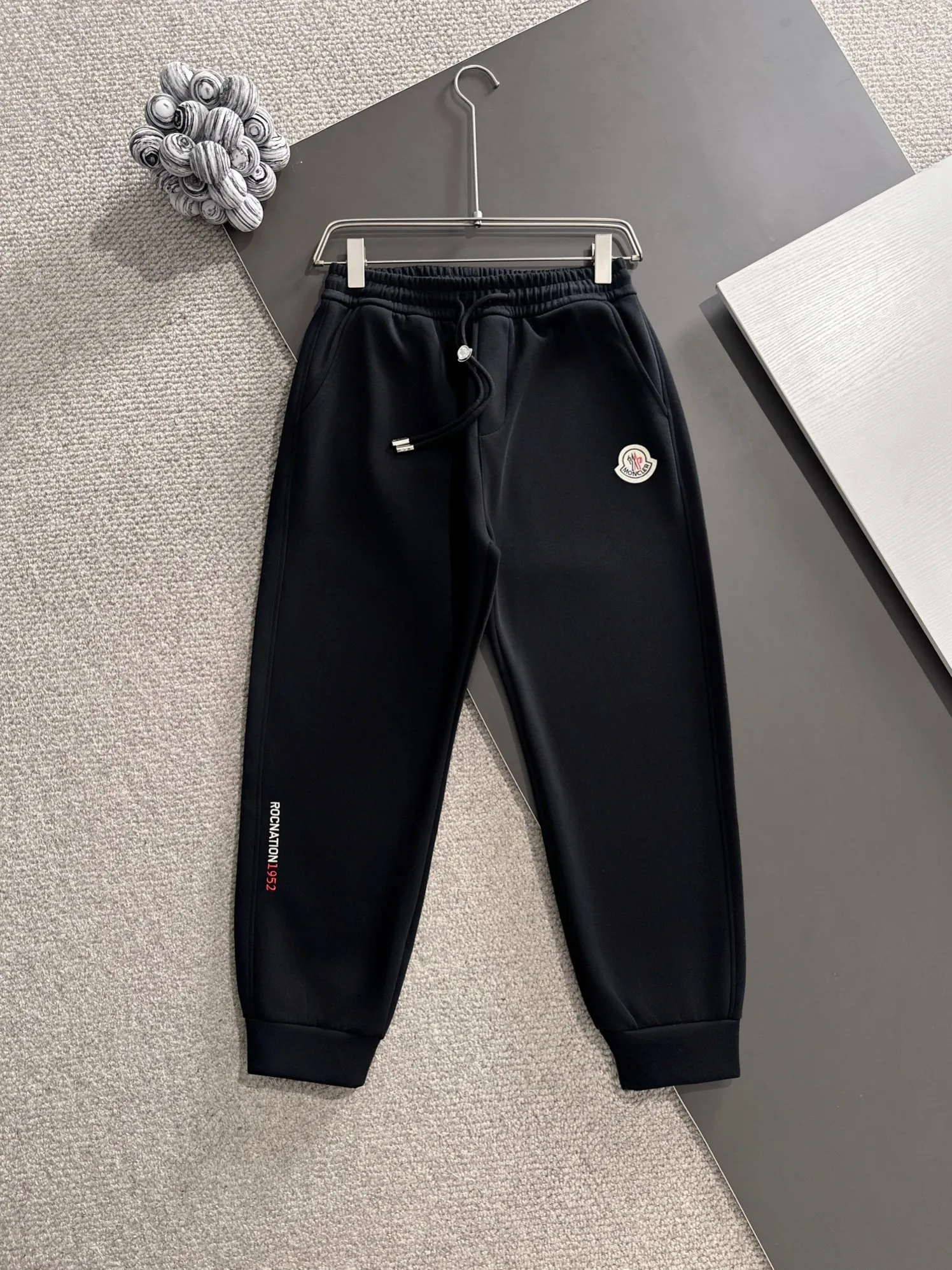 P310 MONCLER* (exclusive quality in the market) hot style 2꯭0꯭2꯭5 new autumn pants ❤ original ⌚️ high version, masked. The fabric is made of 380g high-density double-sided Chinese custom fabric. It does not deform or shrink. The three-dimensional drape is amazing. Process introduction: The front and back panels are made of Behringer stacked show thousands of needle embroidery. Classic wool label custom hardware accessories. Color: black SIZE: M-XXXL