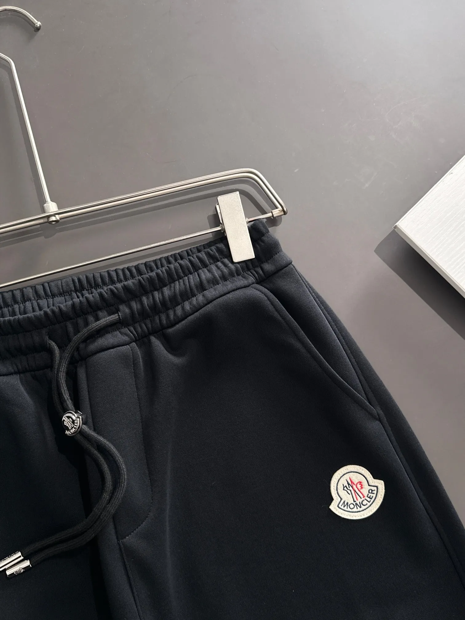 P310 MONCLER* (exclusive quality in the market) hot style 2꯭0꯭2꯭5 new autumn pants ❤ original ⌚️ high version, masked. The fabric is made of 380g high-density double-sided Chinese custom fabric. It does not deform or shrink. The three-dimensional drape is amazing. Process introduction: The front and back panels are made of Behringer stacked show thousands of needle embroidery. Classic wool label custom hardware accessories. Color: black SIZE: M-XXXL