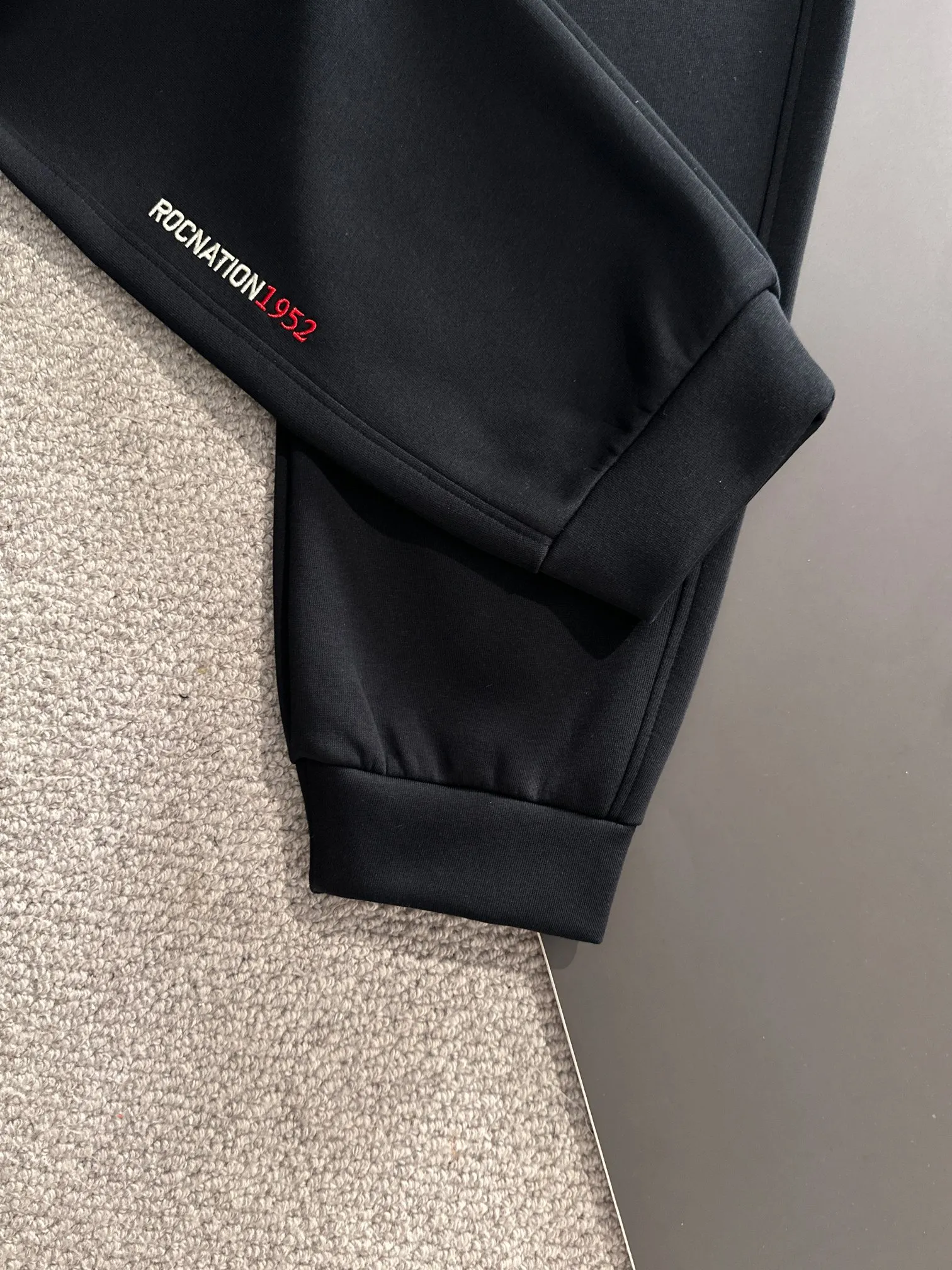 P310 MONCLER* (exclusive quality in the market) hot style 2꯭0꯭2꯭5 new autumn pants ❤ original ⌚️ high version, masked. The fabric is made of 380g high-density double-sided Chinese custom fabric. It does not deform or shrink. The three-dimensional drape is amazing. Process introduction: The front and back panels are made of Behringer stacked show thousands of needle embroidery. Classic wool label custom hardware accessories. Color: black SIZE: M-XXXL