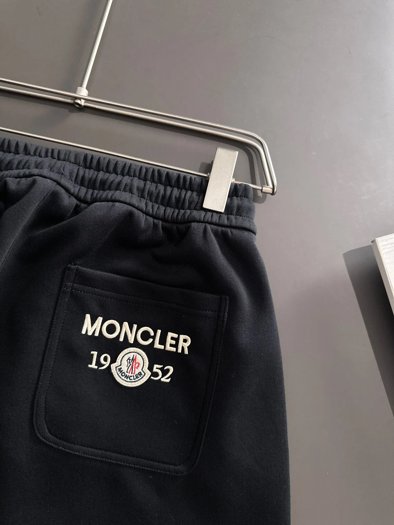 P310 MONCLER* (exclusive quality in the market) hot style 2꯭0꯭2꯭5 new autumn pants ❤ original ⌚️ high version, masked. The fabric is made of 380g high-density double-sided Chinese custom fabric. It does not deform or shrink. The three-dimensional drape is amazing. Process introduction: The front and back panels are made of Behringer stacked show thousands of needle embroidery. Classic wool label custom hardware accessories. Color: black SIZE: M-XXXL