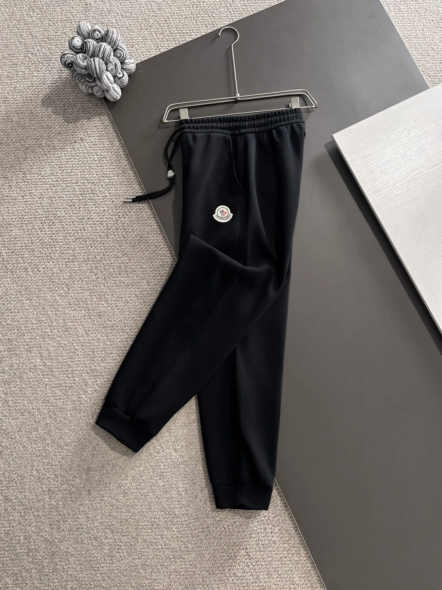 P310 MONCLER* (exclusive quality in the market) hot style 2꯭0꯭2꯭5 new autumn pants ❤ original ⌚️ high version, masked. The fabric is made of 380g high-density double-sided Chinese custom fabric. It does not deform or shrink. The three-dimensional drape is amazing. Process introduction: The front and back panels are made of Behringer stacked show thousands of needle embroidery. Classic wool label custom hardware accessories. Color: black SIZE: M-XXXL