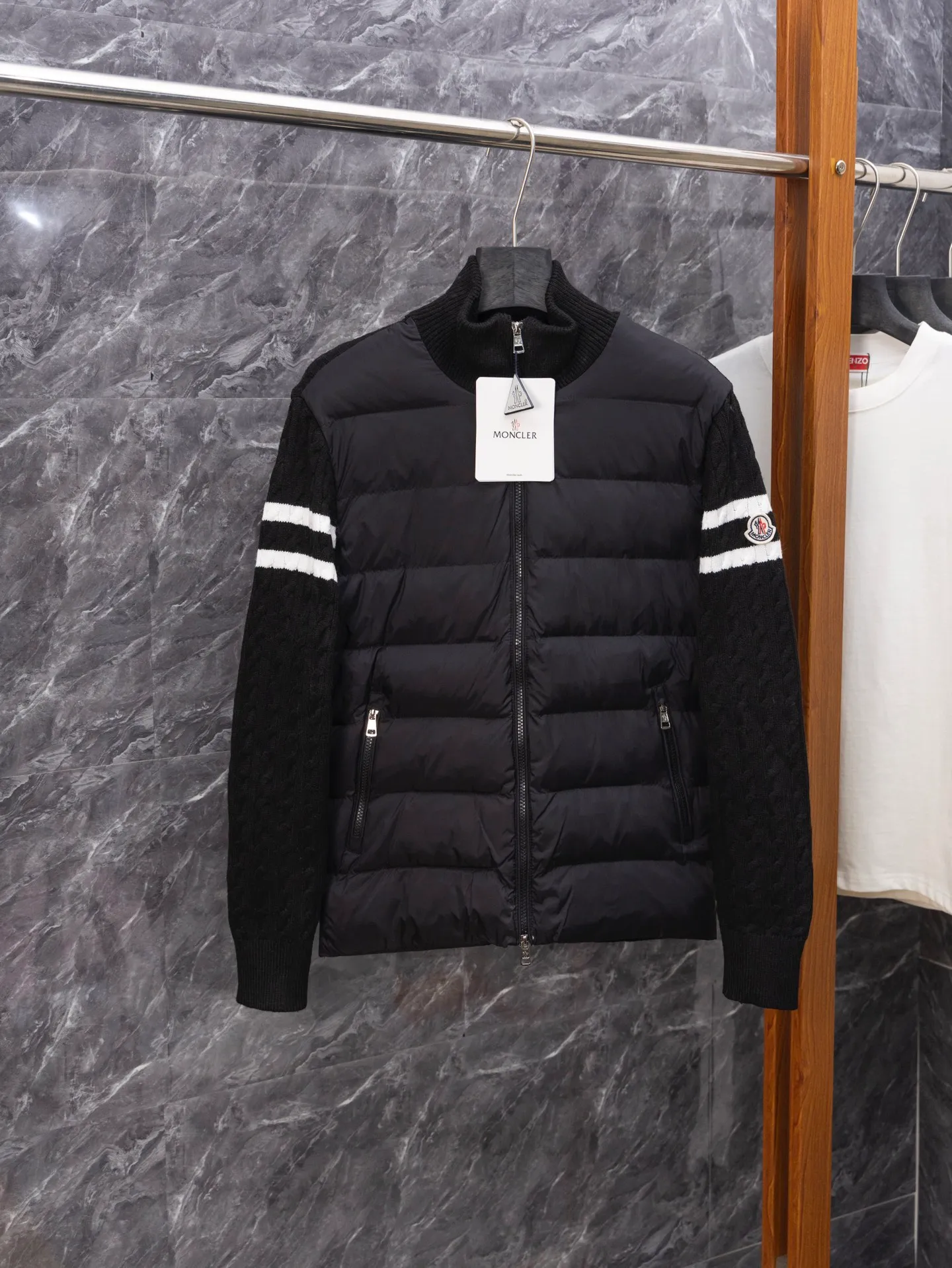 P430 MONCLER muffled armband knitted down jacket Made of 460g terry fabric with clear lines. Original order customization 1:1 with smooth and delicate lines. Better texture. Not easy to deform, not easy to shrink, not easy to fade. Maintains long-lasting beauty. Color Black Gray Size S-XL
