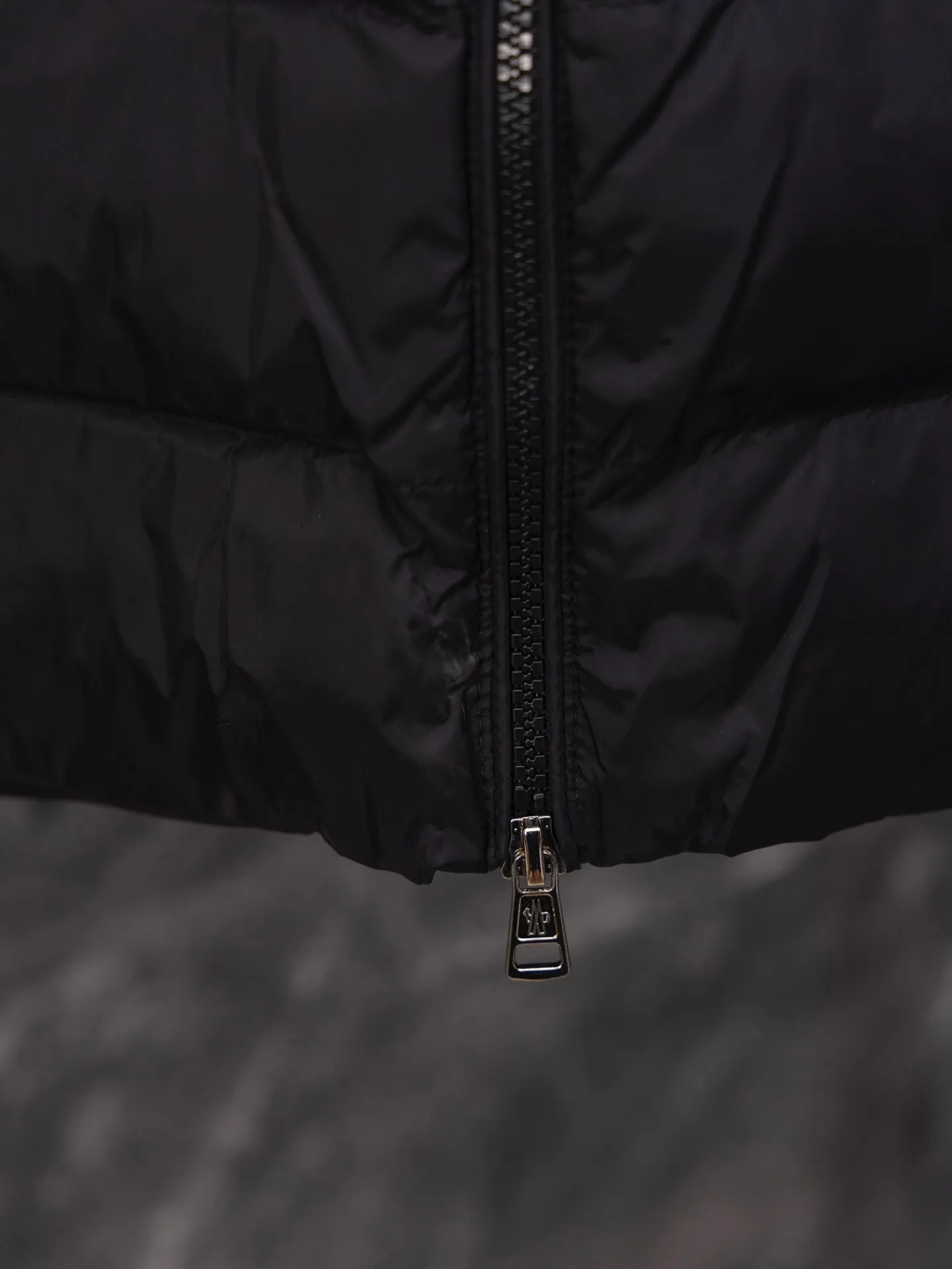 P430 MONCLER muffled armband knitted down jacket Made of 460g terry fabric with clear lines. Original order customization 1:1 with smooth and delicate lines. Better texture. Not easy to deform, not easy to shrink, not easy to fade. Maintains long-lasting beauty. Color Black Gray Size S-XL