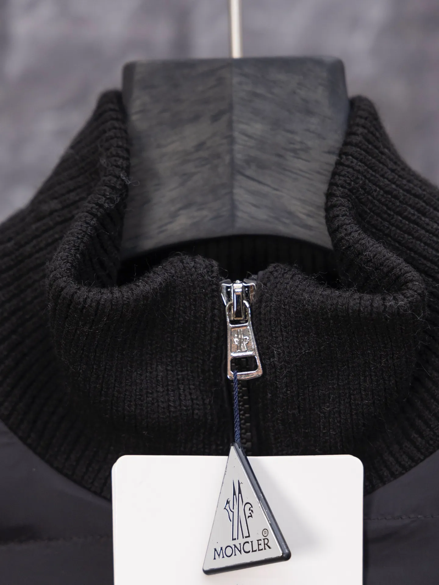 P430 MONCLER muffled armband knitted down jacket Made of 460g terry fabric with clear lines. Original order customization 1:1 with smooth and delicate lines. Better texture. Not easy to deform, not easy to shrink, not easy to fade. Maintains long-lasting beauty. Color Black Gray Size S-XL