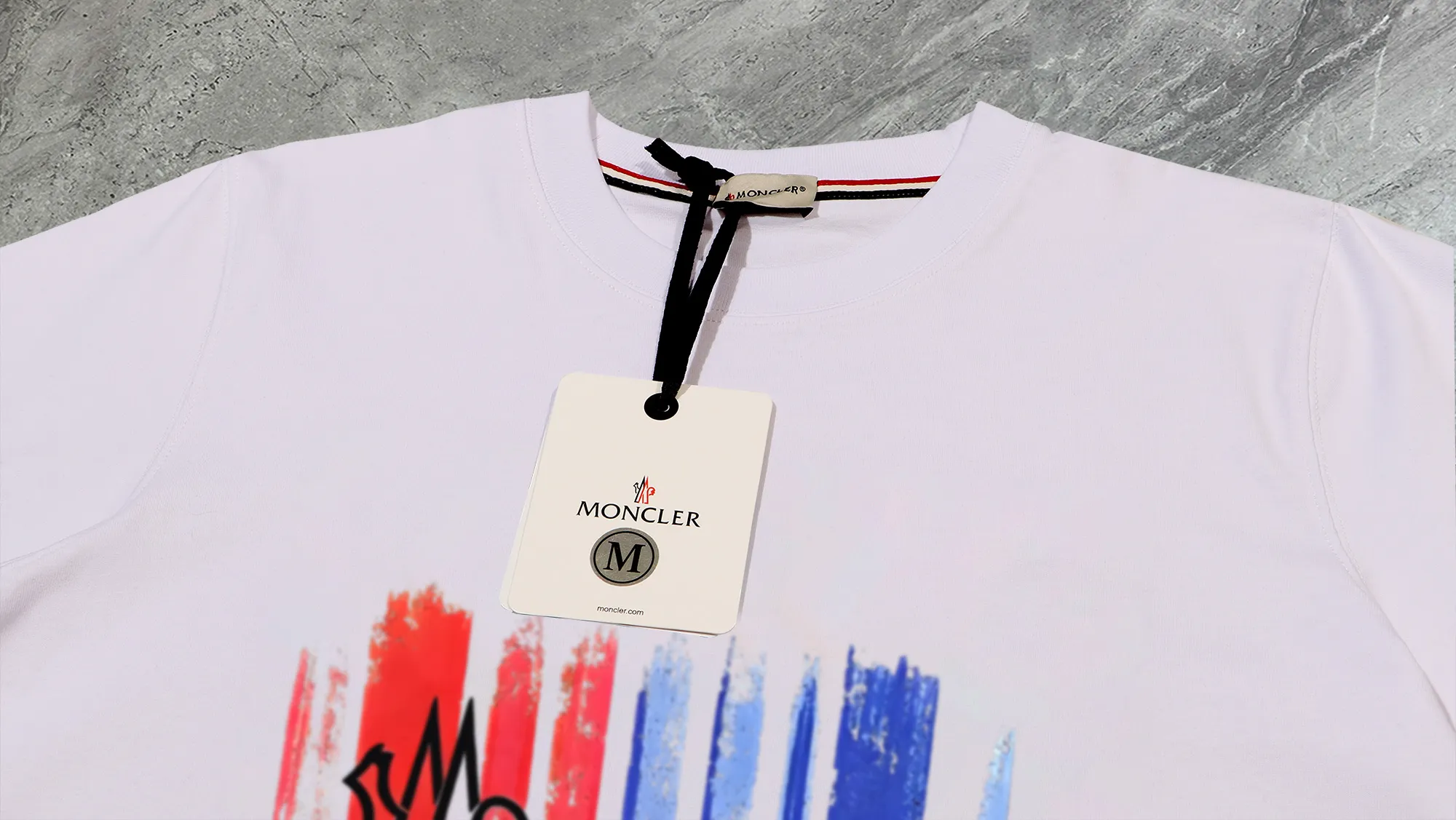 P210 High-version sweatshirt) [Long-term stock] 〖𝐌𝐎𝐍𝐂𝐋𝐄𝐑~Mask〗 Made of 440g heavy-weight fabric. It is different from the market currency. It can be matched with any variety and is properly handsome. 😎The whole dress is made of double waistcoats. The double waistcoats make the whole dress more three-dimensional. Not ordinary factories can do such fine work. 2025 Spring runway version of the T stage, on sale at the counter, round neck terry sweatshirt, high-end double-strand pure cotton, custom-made stretch ribs, dyed in the same vat, complete with three standards, matched with exquisite embroidered LOGO on the chest, simple and advanced, same style for men and women. Color: black, apricot, white, size: S M L XL 2XL