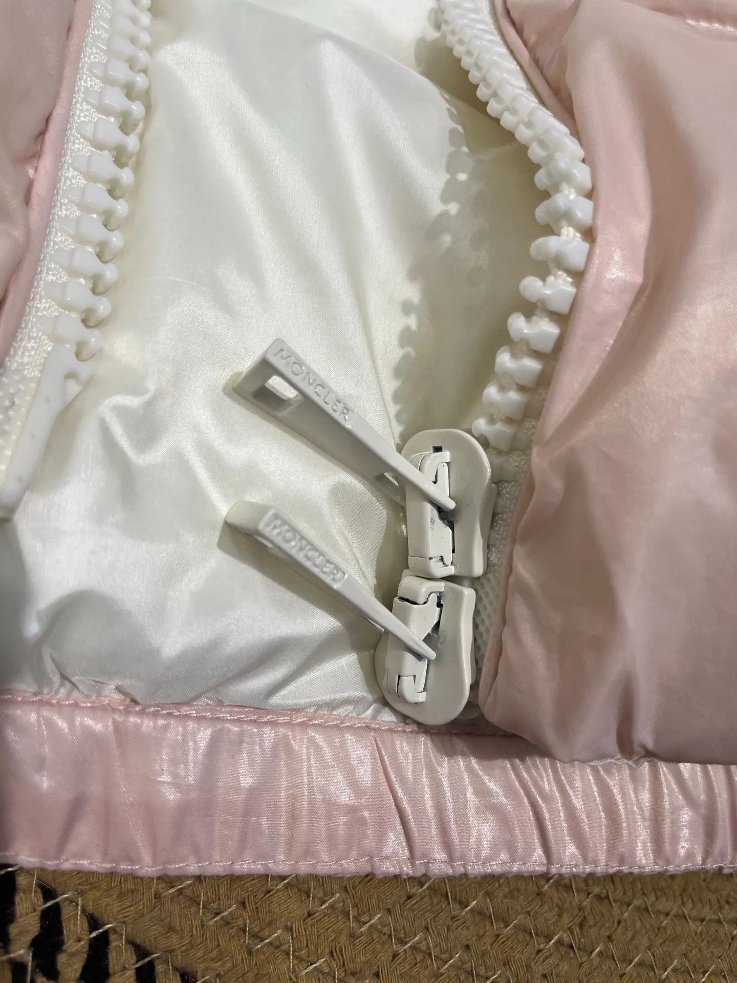 P760 moncler🌟down jacket, original custom-made hardware accessories, all imported and original customization, welcome to compare, absolutely high quality, using top-grade 90 white duck down, super soft, fluffy and plump, super heavy-duty, fabric workmanship, perfect version, pay attention to the fabric, super comfortable, exclusive model, non-market goods, same sizes for men and women.  size: 0123