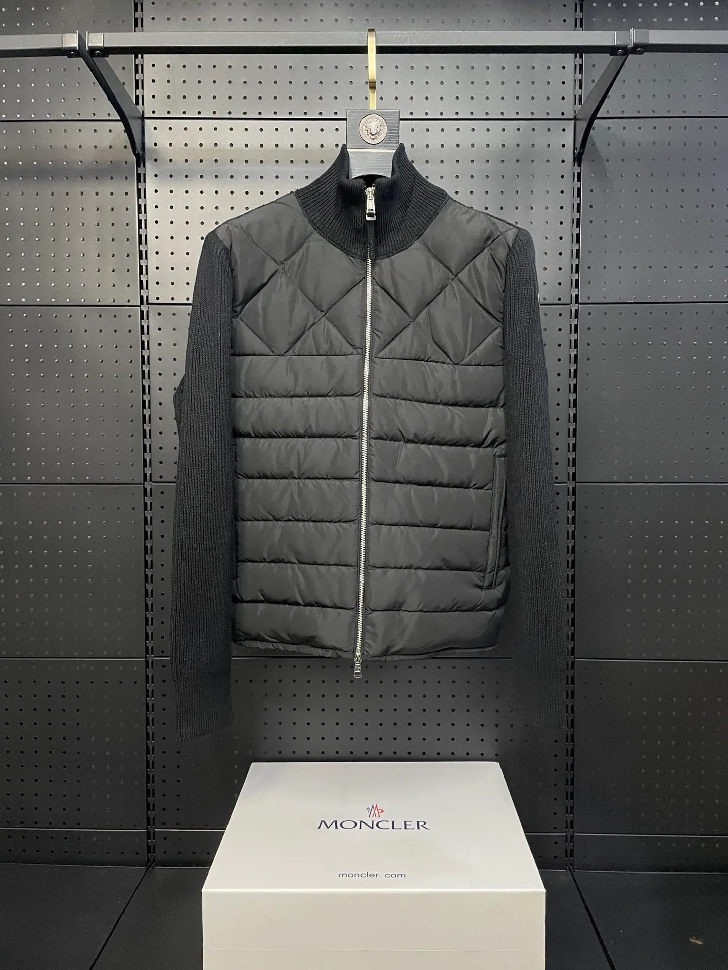 P660 Moncler men's knitted down splicing men's new style (black and beige two colors) ‼ ️Exclusive model, exclusive release‼ ️ Selling point: Down knitted splicing, the splicing is made of wool blended fabric!  Mengjia will release several types of sweaters and down at this time of the year. In fact, the sweater and down at the Mjia counter are classic and evergreen styles. They are all in basic style. They can be worn alone or matched inside, as a sweater. The main promotion of this kind of counter is beige, so most of them are beige. The front is down, and the back and both sleeves are made of wool blended fabric. The code number is MLXLXXL.