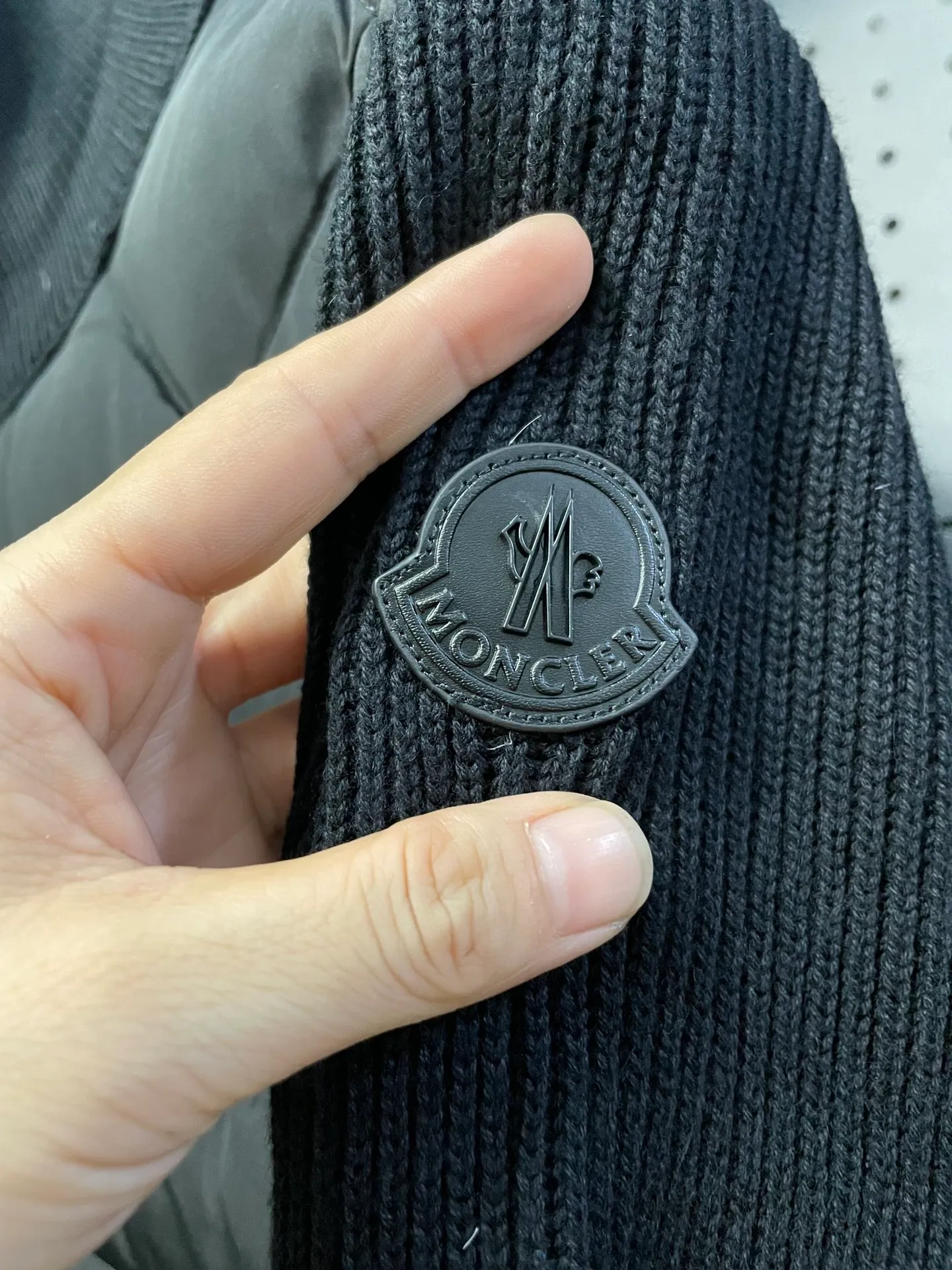 P660 Moncler men's knitted down splicing men's new style (black and beige two colors) ‼ ️Exclusive model, exclusive release‼ ️ Selling point: Down knitted splicing, the splicing is made of wool blended fabric!  Mengjia will release several types of sweaters and down at this time of the year. In fact, the sweater and down at the Mjia counter are classic and evergreen styles. They are all in basic style. They can be worn alone or matched inside, as a sweater. The main promotion of this kind of counter is beige, so most of them are beige. The front is down, and the back and both sleeves are made of wool blended fabric. The code number is MLXLXXL.