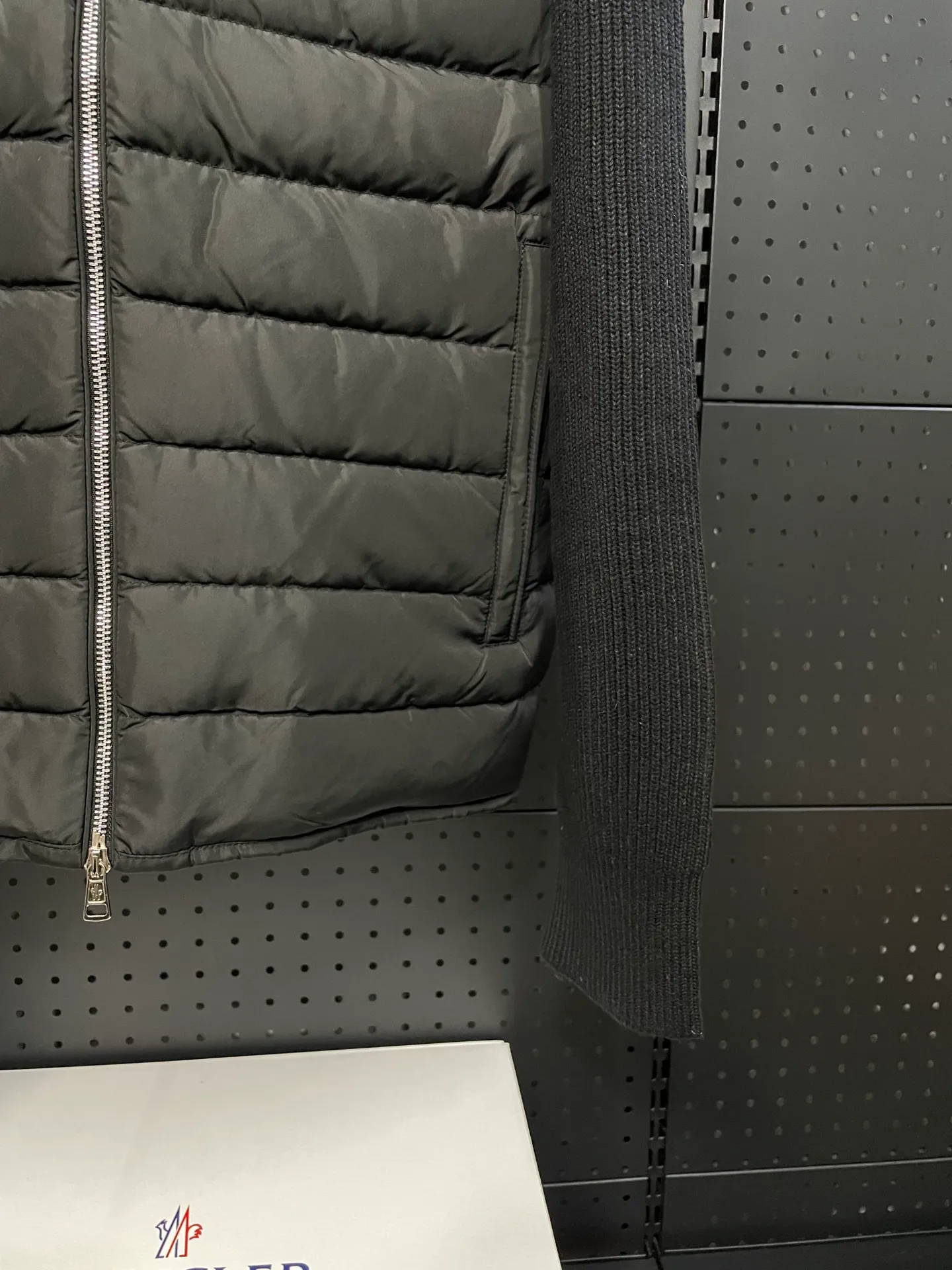 P660 Moncler men's knitted down splicing men's new style (black and beige two colors) ‼ ️Exclusive model, exclusive release‼ ️ Selling point: Down knitted splicing, the splicing is made of wool blended fabric!  Mengjia will release several types of sweaters and down at this time of the year. In fact, the sweater and down at the Mjia counter are classic and evergreen styles. They are all in basic style. They can be worn alone or matched inside, as a sweater. The main promotion of this kind of counter is beige, so most of them are beige. The front is down, and the back and both sleeves are made of wool blended fabric. The code number is MLXLXXL.