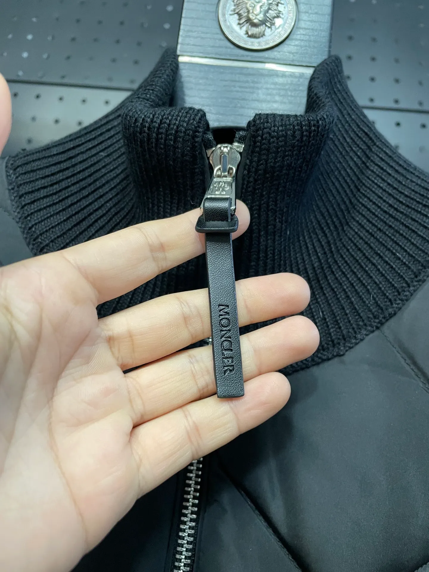 P660 Moncler men's knitted down splicing men's new style (black and beige two colors) ‼ ️Exclusive model, exclusive release‼ ️ Selling point: Down knitted splicing, the splicing is made of wool blended fabric!  Mengjia will release several types of sweaters and down at this time of the year. In fact, the sweater and down at the Mjia counter are classic and evergreen styles. They are all in basic style. They can be worn alone or matched inside, as a sweater. The main promotion of this kind of counter is beige, so most of them are beige. The front is down, and the back and both sleeves are made of wool blended fabric. The code number is MLXLXXL.