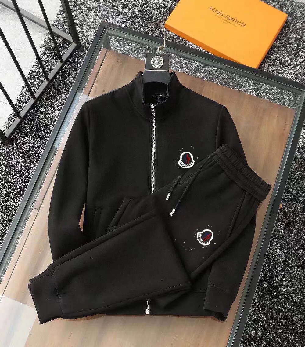 P400 💰【MONCLER】(Gospel for Fatty) hot-selling suit is coming. Focus on the original version of the official website. 2025 new hot-selling cardigan and sweatshirt suit. The original order is the best. 🇭🇰The meticulous work of top designers. Just for a fitting and perfect upper body effect. All-natural high-quality Roman cotton 100%, close-fitting comfort, noble and elegant! Original hardware embodies elegance and nobility! Counter size: M-5XL (maximum wear up to 220 pounds)