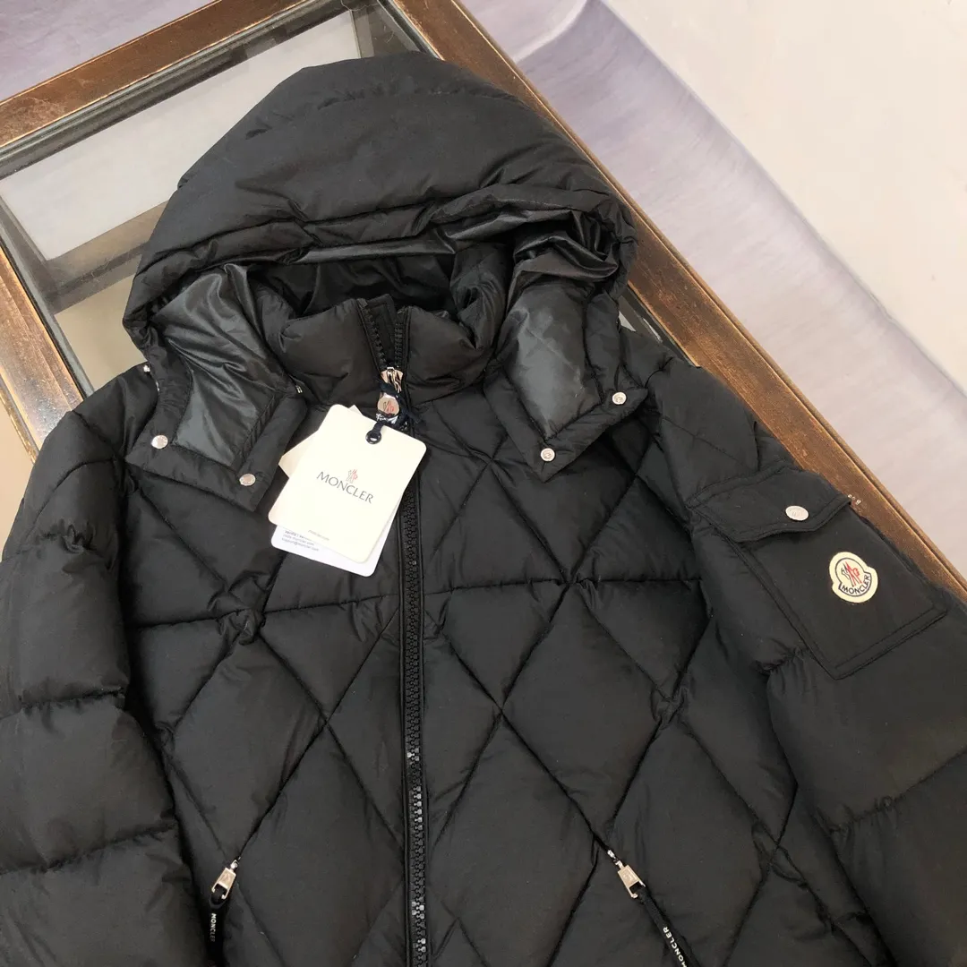 P880 🆕🆕🆕🔥Moncler Averole short men’s diamond check down jacket jacket! Premium duck down filling! Original factory matching hardware ~ The Averole men's short down jacket features an eye-catching stitching pattern that combines diamond quilted yoke and rectangular quilted body. complement each other. Made from stretch nylon and features a removable hood, pockets and two-way zip fly. Made of elastic nylon fabric, elastic nylon lining, detachable and adjustable hood with snap buttons and drawstring, diamond quilted yoke, snap button adjustment on the cuffs, sleeve arm flap pockets wool felt logo badge, highly recommended 🤩 Color: Black White Size: 1-2-3-4-5 (please state your height and weight when placing an order)