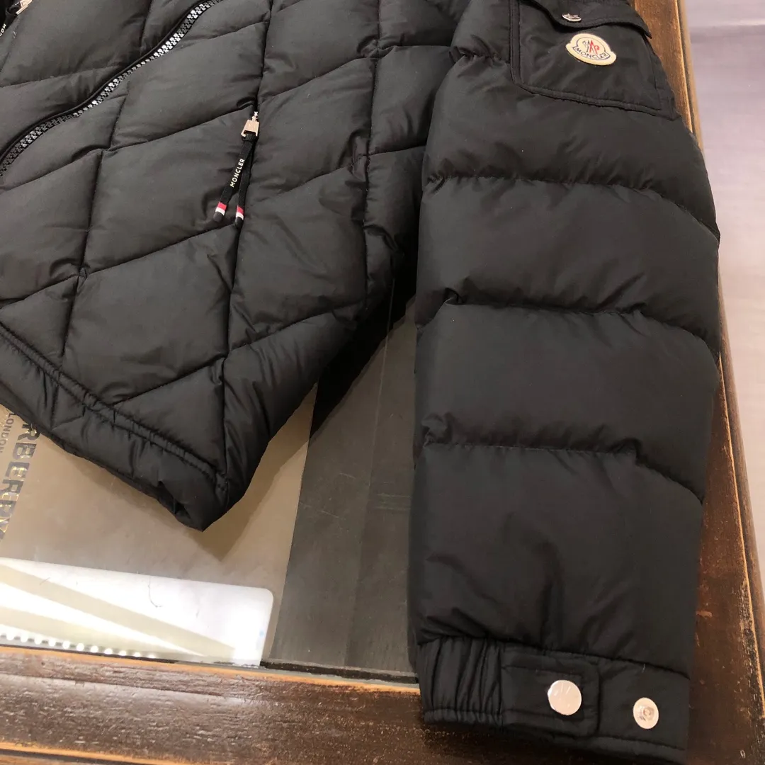 P880 🆕🆕🆕🔥Moncler Averole short men’s diamond check down jacket jacket! Premium duck down filling! Original factory matching hardware ~ The Averole men's short down jacket features an eye-catching stitching pattern that combines diamond quilted yoke and rectangular quilted body. complement each other. Made from stretch nylon and features a removable hood, pockets and two-way zip fly. Made of elastic nylon fabric, elastic nylon lining, detachable and adjustable hood with snap buttons and drawstring, diamond quilted yoke, snap button adjustment on the cuffs, sleeve arm flap pockets wool felt logo badge, highly recommended 🤩 Color: Black White Size: 1-2-3-4-5 (please state your height and weight when placing an order)