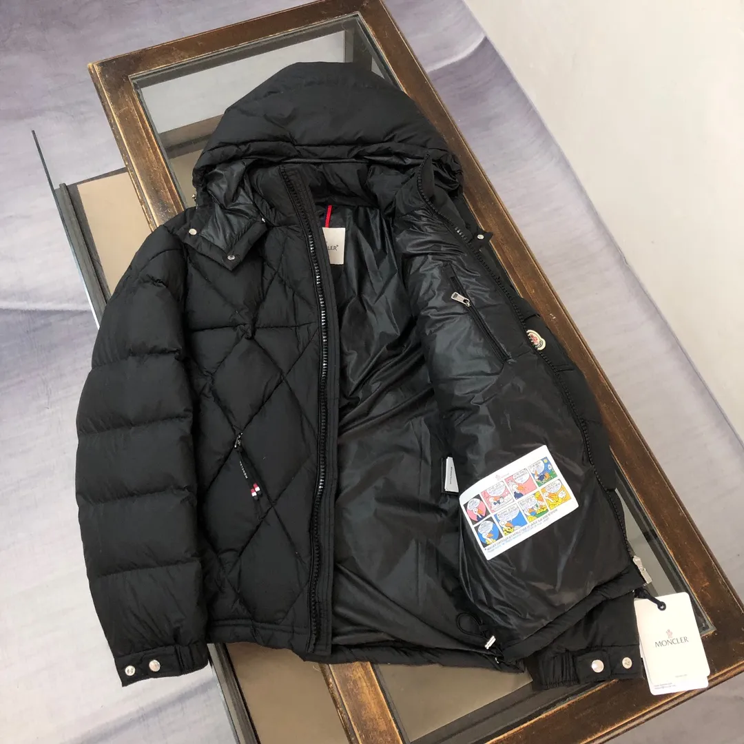 P880 🆕🆕🆕🔥Moncler Averole short men’s diamond check down jacket jacket! Premium duck down filling! Original factory matching hardware ~ The Averole men's short down jacket features an eye-catching stitching pattern that combines diamond quilted yoke and rectangular quilted body. complement each other. Made from stretch nylon and features a removable hood, pockets and two-way zip fly. Made of elastic nylon fabric, elastic nylon lining, detachable and adjustable hood with snap buttons and drawstring, diamond quilted yoke, snap button adjustment on the cuffs, sleeve arm flap pockets wool felt logo badge, highly recommended 🤩 Color: Black White Size: 1-2-3-4-5 (please state your height and weight when placing an order)