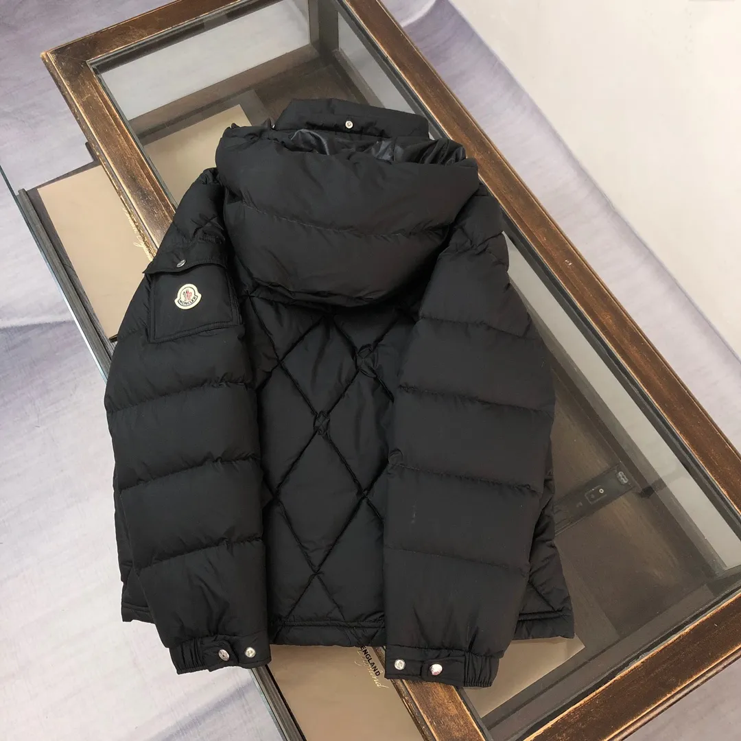 P880 🆕🆕🆕🔥Moncler Averole short men’s diamond check down jacket jacket! Premium duck down filling! Original factory matching hardware ~ The Averole men's short down jacket features an eye-catching stitching pattern that combines diamond quilted yoke and rectangular quilted body. complement each other. Made from stretch nylon and features a removable hood, pockets and two-way zip fly. Made of elastic nylon fabric, elastic nylon lining, detachable and adjustable hood with snap buttons and drawstring, diamond quilted yoke, snap button adjustment on the cuffs, sleeve arm flap pockets wool felt logo badge, highly recommended 🤩 Color: Black White Size: 1-2-3-4-5 (please state your height and weight when placing an order)