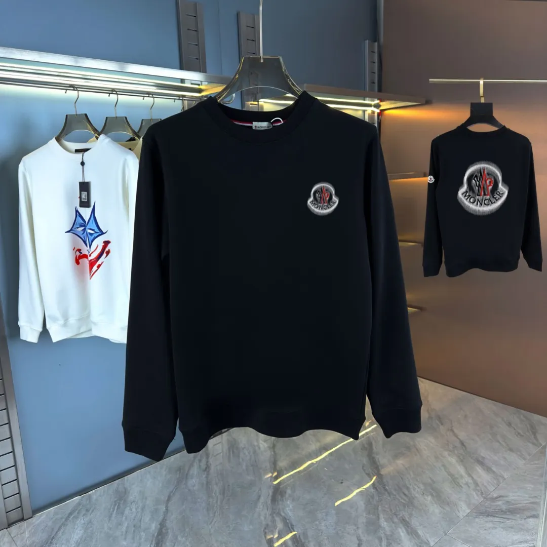 P210 high version sweatshirt) 📦With exclusive picture packaging📦 [Long-term ready stock] Upgraded version "Mobile phone smart sensor ~ NFC chip armband ~ Direct access to the official website anti-counterfeiting" 〖 𝐌𝐎𝐍𝐂𝐋𝐄𝐑 ~ Mouth covering〗 2025 new high quality, using 450g heavyweight fabric Different from the market currency, you can mix and match everything at will and you will be handsome😎The whole clothes is made of double waistcoats. The double waistcoats make the whole dress more three-dimensional. It is not an ordinary factory that can do such fine work. 2025 autumn and winter new style, on sale at the counter, exquisite printed round neck terry sweatshirt. High-end double-ply cotton. Customized stretch ribs are dyed in the same vat. Three standards are complete. It is matched with digital printing patterns and is very breathable. Same style for men and women. Color: black, white, apricot. Size: S M L XL 2XL