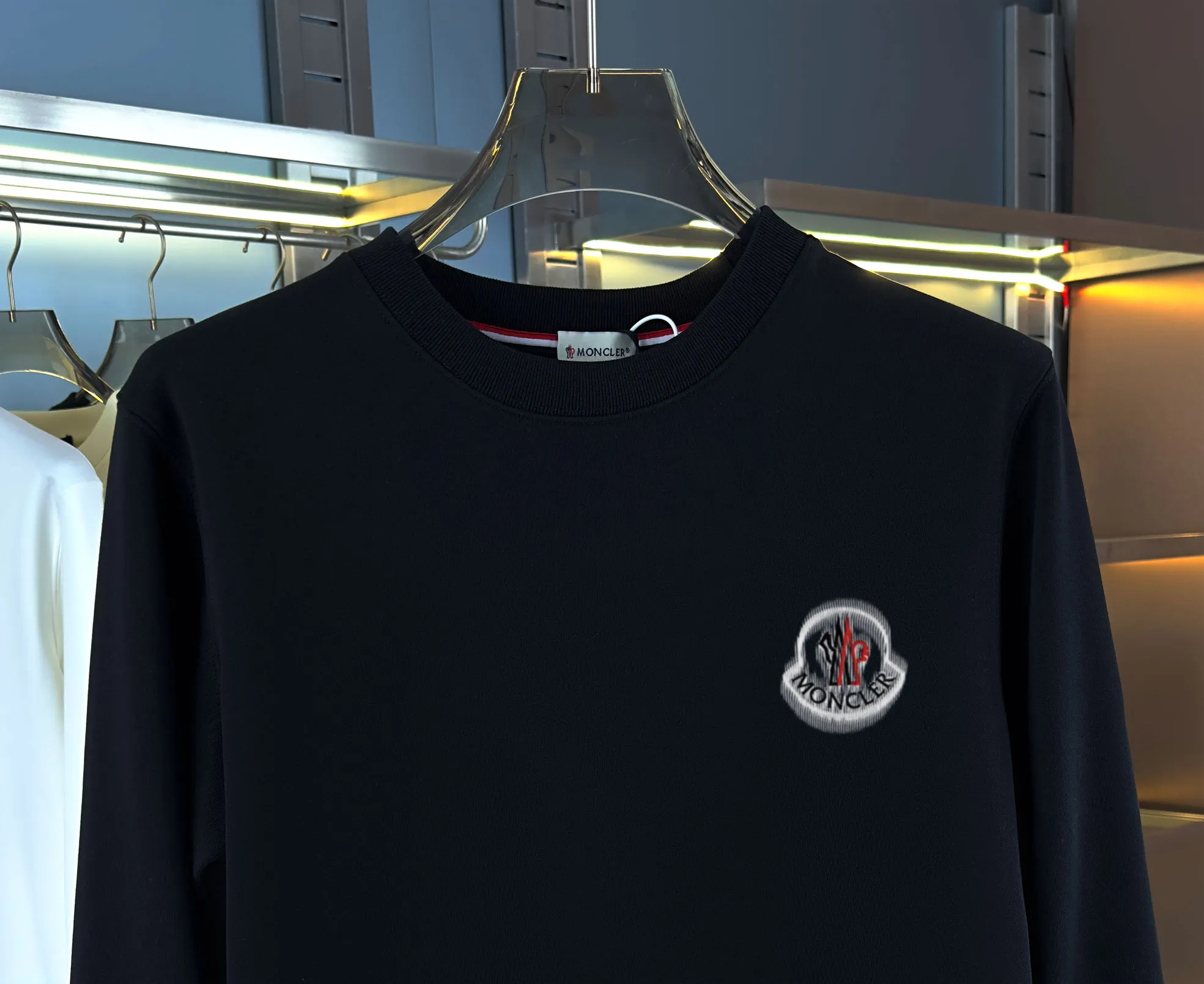 P210 high version sweatshirt) 📦With exclusive picture packaging📦 [Long-term ready stock] Upgraded version "Mobile phone smart sensor ~ NFC chip armband ~ Direct access to the official website anti-counterfeiting" 〖 𝐌𝐎𝐍𝐂𝐋𝐄𝐑 ~ Mouth covering〗 2025 new high quality, using 450g heavyweight fabric Different from the market currency, you can mix and match everything at will and you will be handsome😎The whole clothes is made of double waistcoats. The double waistcoats make the whole dress more three-dimensional. It is not an ordinary factory that can do such fine work. 2025 autumn and winter new style, on sale at the counter, exquisite printed round neck terry sweatshirt. High-end double-ply cotton. Customized stretch ribs are dyed in the same vat. Three standards are complete. It is matched with digital printing patterns and is very breathable. Same style for men and women. Color: black, white, apricot. Size: S M L XL 2XL