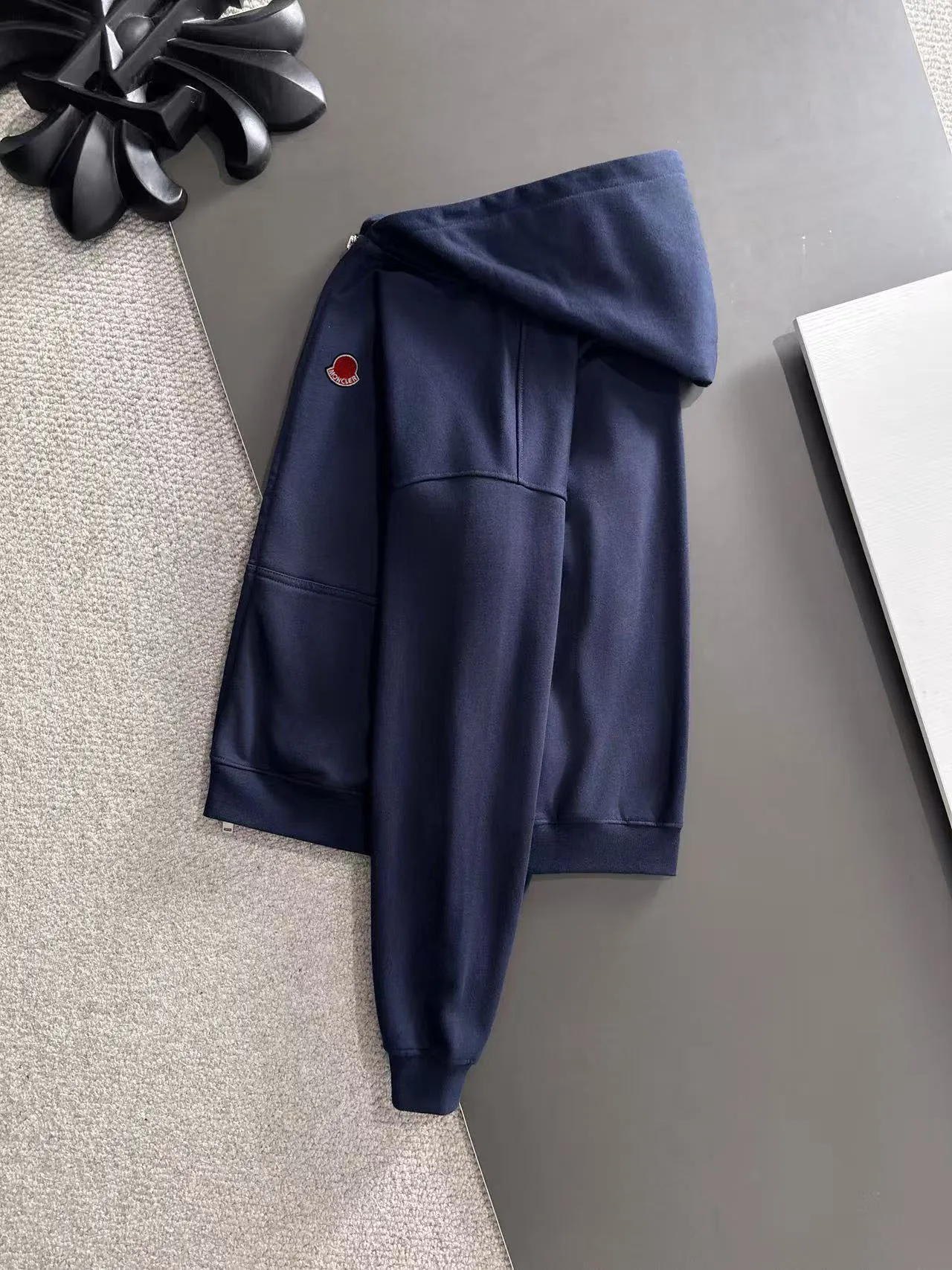 Next day delivery P460 High quality MONCLER/muzzle Exclusive debut of 25ss new autumn and winter lapel double zipper hooded sweatshirt jacket Many stars have the same style. Craftsmanship that ordinary small workshops cannot copy. We are not afraid of any challenges in terms of materials, detail restoration and craftsmanship, just to provide you with wonderful products. Compare the top original versions at will. No expense is spared just to do better. Unique imported fabric feel. Purely imported German machine production. Precision operation and thousands of needle density. A full set of new accessories with three standards can be customized at the same time. The upper body is versatile and fashionable. The perfect choice for autumn and winter. The must-have item. Size chart: S to XXL (or state your height and weight when placing an order)