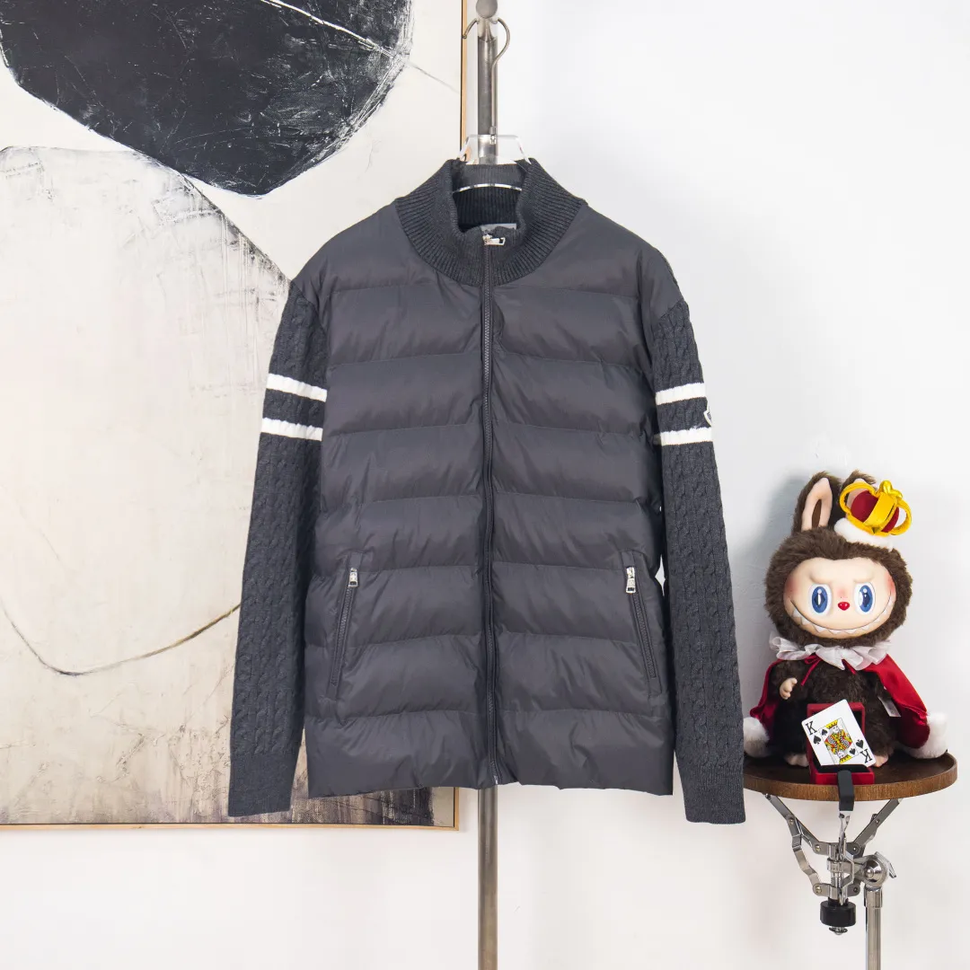 P480 💰zp version [Exclusive supply] MONCLER/Mongolian knitted down spliced ​​stand-up collar, unique side thread design! ! ! Selling point: down knitted splicing, the splicing is made of wool blended fabric! Mengjia will release several types of sweaters and down at this time every year. In fact, the sweater and down at the Mjia counter are classic and evergreen styles. They are all basic styles. They can be worn alone or matched inside, as a sweater. The main promotion of this kind of counter is black, so most of them are black, with down in the front. Our studio has launched a gray series of products to let everyone experience different surprises. The color combination is particularly good! The face threads are also super nice! Very comfortable! The back and both sleeves are made of wool blended fabric. Color: Black Gray Size: S M L XL Number: YK10649