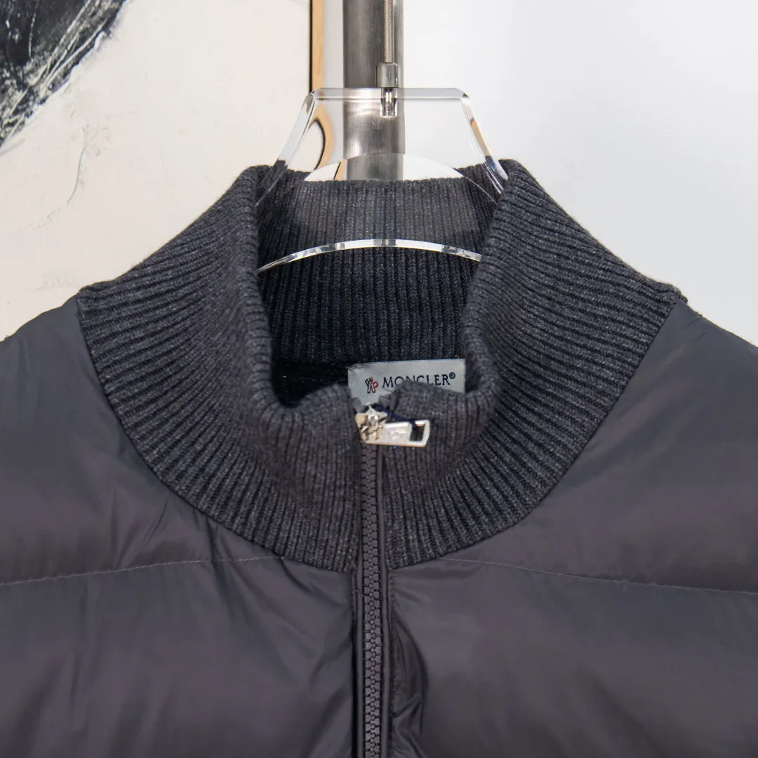 P480 💰zp version [Exclusive supply] MONCLER/Mongolian knitted down spliced ​​stand-up collar, unique side thread design! ! ! Selling point: down knitted splicing, the splicing is made of wool blended fabric! Mengjia will release several types of sweaters and down at this time every year. In fact, the sweater and down at the Mjia counter are classic and evergreen styles. They are all basic styles. They can be worn alone or matched inside, as a sweater. The main promotion of this kind of counter is black, so most of them are black, with down in the front. Our studio has launched a gray series of products to let everyone experience different surprises. The color combination is particularly good! The face threads are also super nice! Very comfortable! The back and both sleeves are made of wool blended fabric. Color: Black Gray Size: S M L XL Number: YK10649