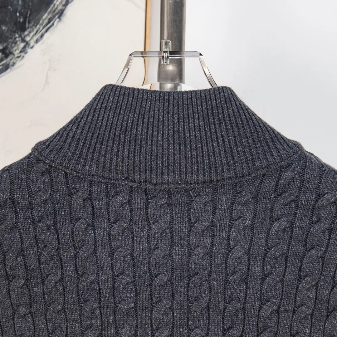 P480 💰zp version [Exclusive supply] MONCLER/Mongolian knitted down spliced ​​stand-up collar, unique side thread design! ! ! Selling point: down knitted splicing, the splicing is made of wool blended fabric! Mengjia will release several types of sweaters and down at this time every year. In fact, the sweater and down at the Mjia counter are classic and evergreen styles. They are all basic styles. They can be worn alone or matched inside, as a sweater. The main promotion of this kind of counter is black, so most of them are black, with down in the front. Our studio has launched a gray series of products to let everyone experience different surprises. The color combination is particularly good! The face threads are also super nice! Very comfortable! The back and both sleeves are made of wool blended fabric. Color: Black Gray Size: S M L XL Number: YK10649