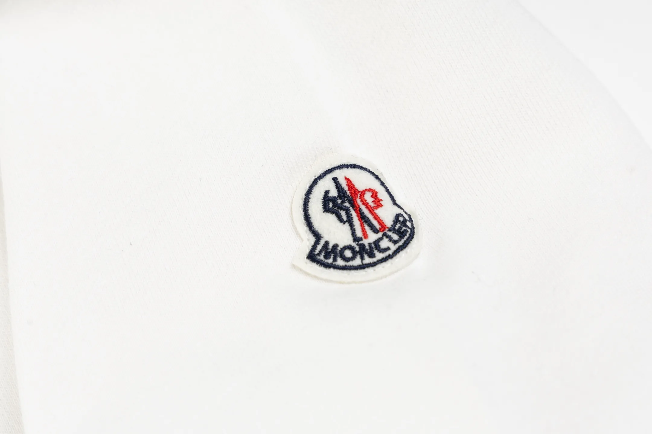 P230 Style No. B142 Meng Mouth Cursive Embroidered Letters Small Label Round Neck Sweatshirt Same style as MONCLER official website Fabric: 450g pure cotton double-ply double yarn terry Technology: imported machine thousands of needles full embroidery letters Customized pure cotton two-color striped threads are tight and non-deformable Supporting: complete three-label cardboard oil paper code sticker packaging High temperature pre-shrinking process before production will not shrink and deformation Imported machine professional plate production os version Can wear up to 200 pounds. The size is measured manually. The error of 2-3cm is normal. Color: black white size: s m l xl