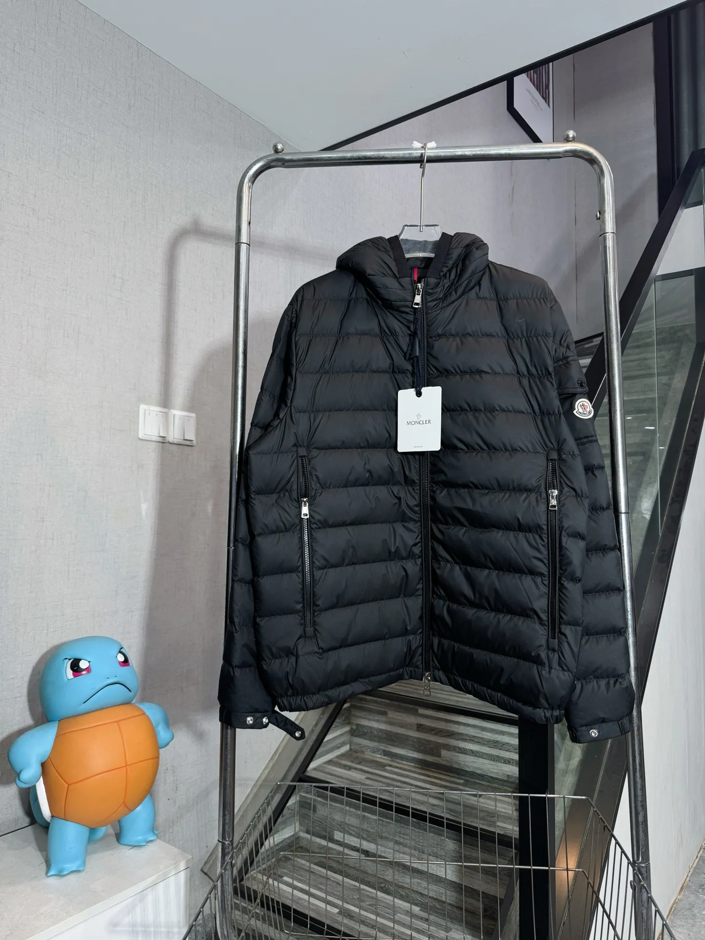 P690 Style No.: HE412 MONCLER-Mongolian ribs arm badge pocket hooded zipper down jacket The fabric is made of high-density polyester fiber windproof fabric, which feels soft and smooth. The inner filling is made of 50 white duck down, which has high fluffiness and extremely high warmth retention for the upper body. The inside of the clothes is made of three layers of anti-velvet single cloth to prevent velvet from being drilled. The clothes are made of ribbed pattern. Sub-processing, machine washable to prevent lint running, pocket design on the arms + original masked badges and small labels sewn on the arms to highlight the characteristics of the clothes, custom-made original small letter hardware sliders, and arm letter printing. The overall workmanship is complicated, so you can buy it with confidence. It is made by a big factory and has the original original label.  Color: Black Size: S M L XL XXL