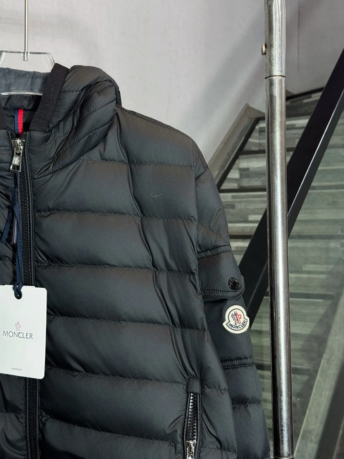P690 Style No.: HE412 MONCLER-Mongolian ribs arm badge pocket hooded zipper down jacket The fabric is made of high-density polyester fiber windproof fabric, which feels soft and smooth. The inner filling is made of 50 white duck down, which has high fluffiness and extremely high warmth retention for the upper body. The inside of the clothes is made of three layers of anti-velvet single cloth to prevent velvet from being drilled. The clothes are made of ribbed pattern. Sub-processing, machine washable to prevent lint running, pocket design on the arms + original masked badges and small labels sewn on the arms to highlight the characteristics of the clothes, custom-made original small letter hardware sliders, and arm letter printing. The overall workmanship is complicated, so you can buy it with confidence. It is made by a big factory and has the original original label.  Color: Black Size: S M L XL XXL